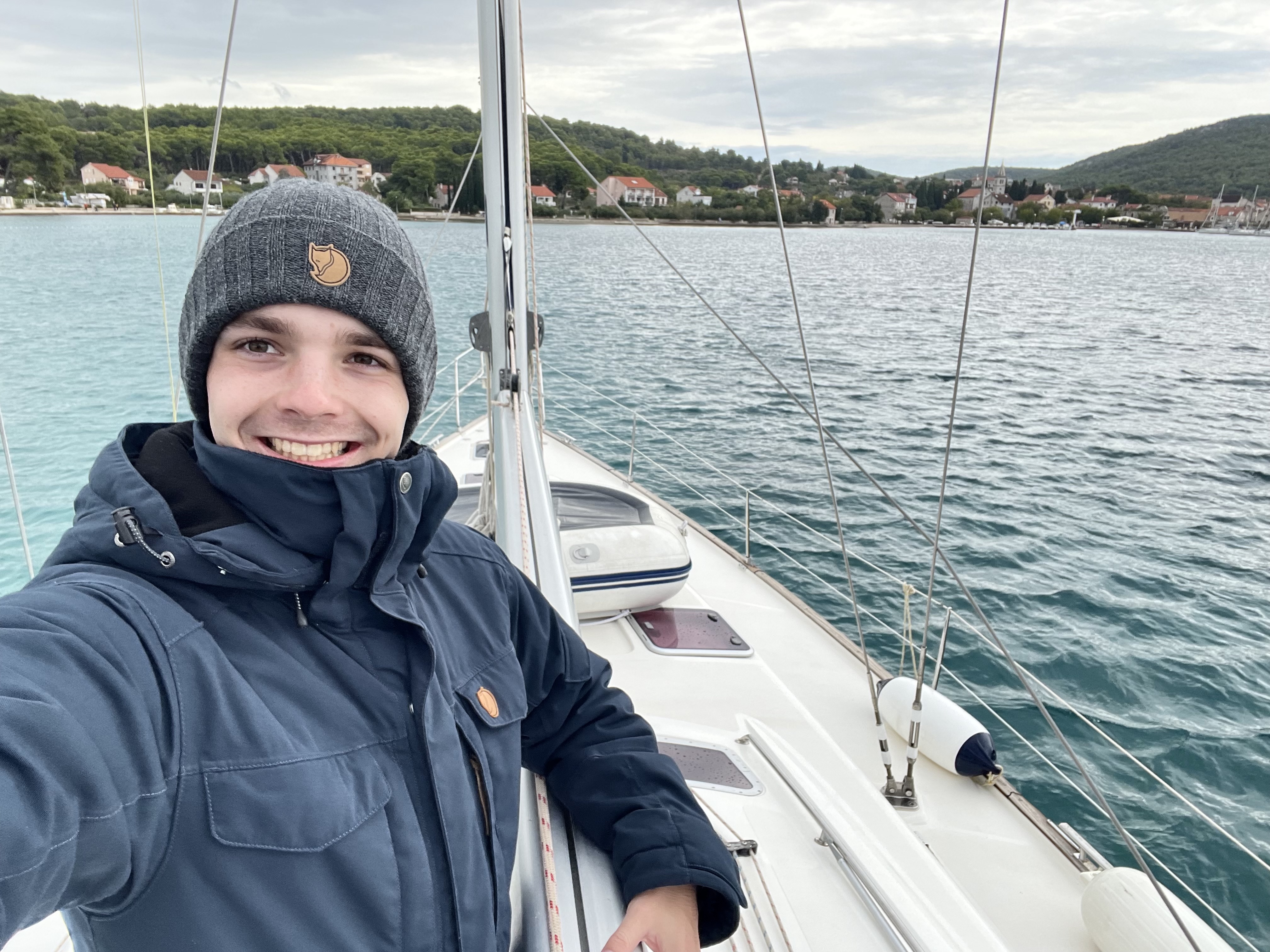 osoba pořizující selfie na lodi