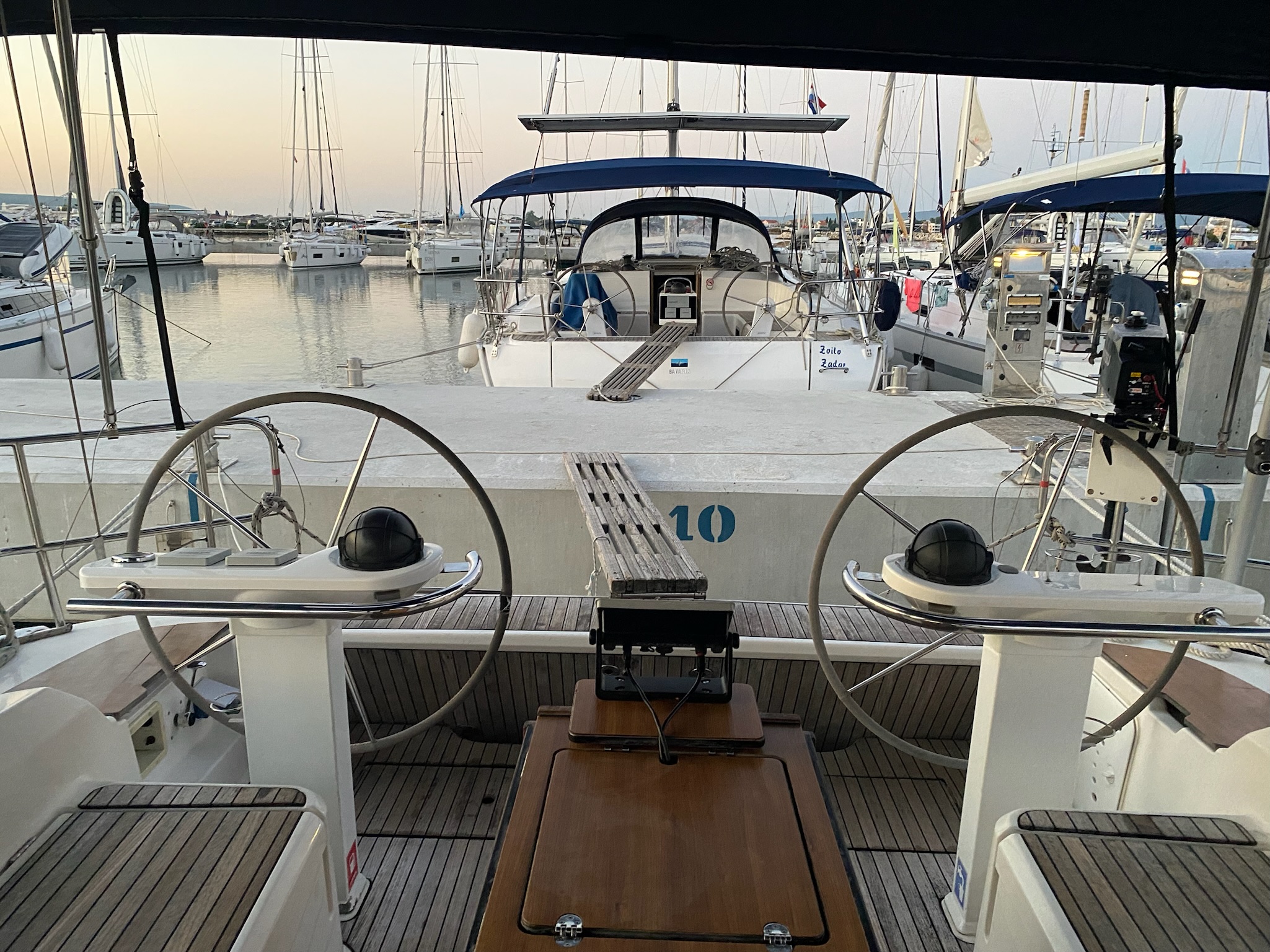 Loď s lidskými loděmi ve vodě