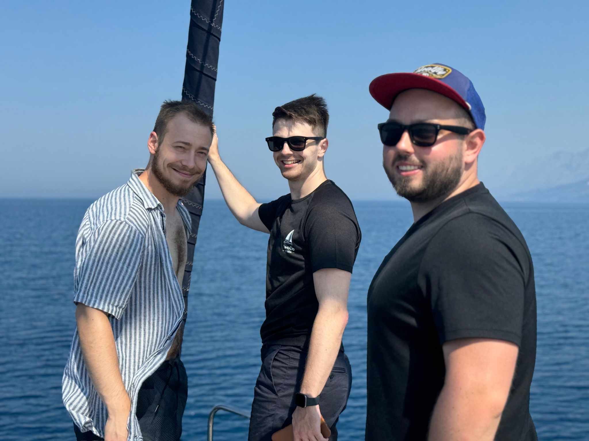 skupina mužů na lodi