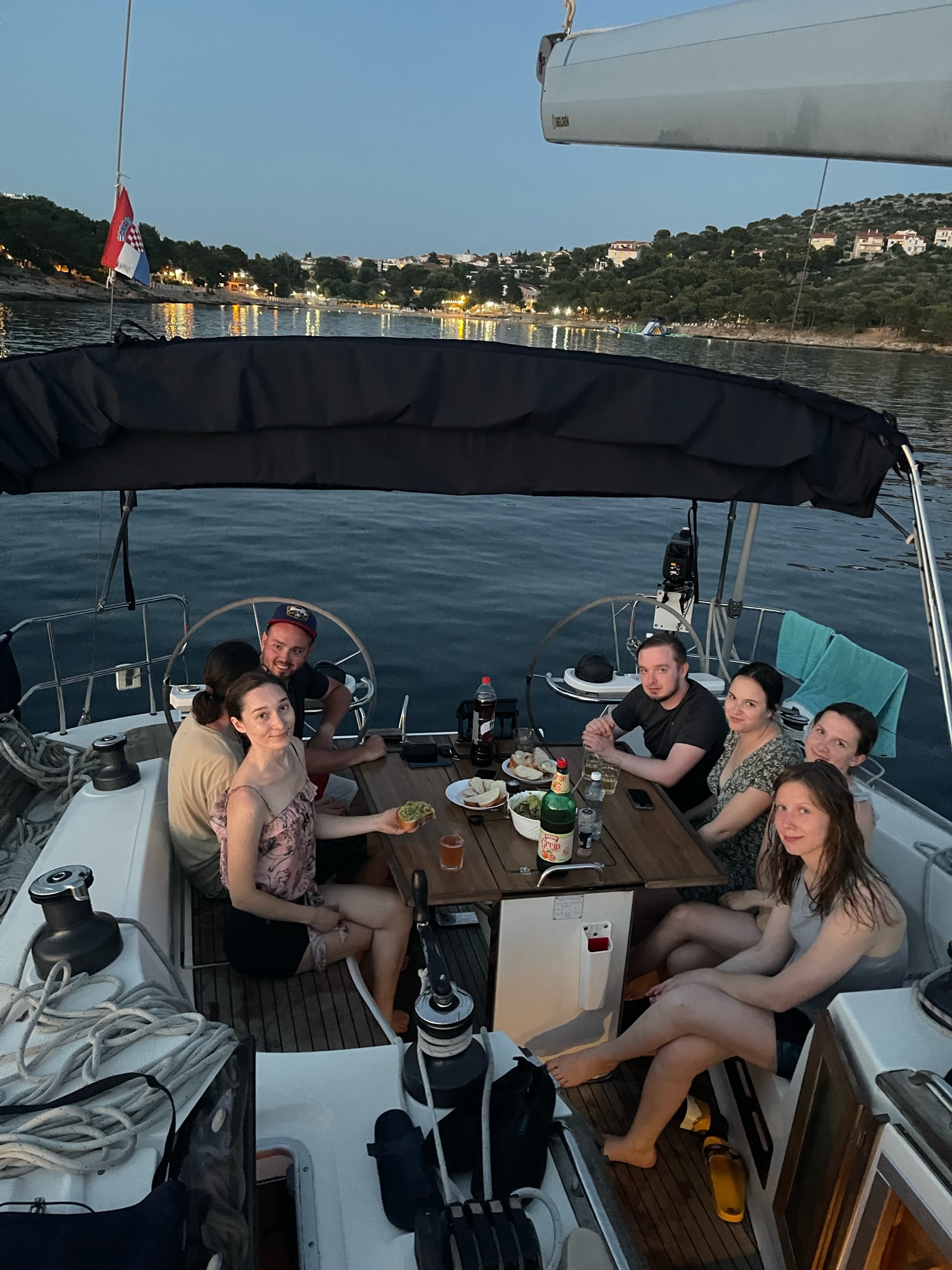 skupina lidí na lodi