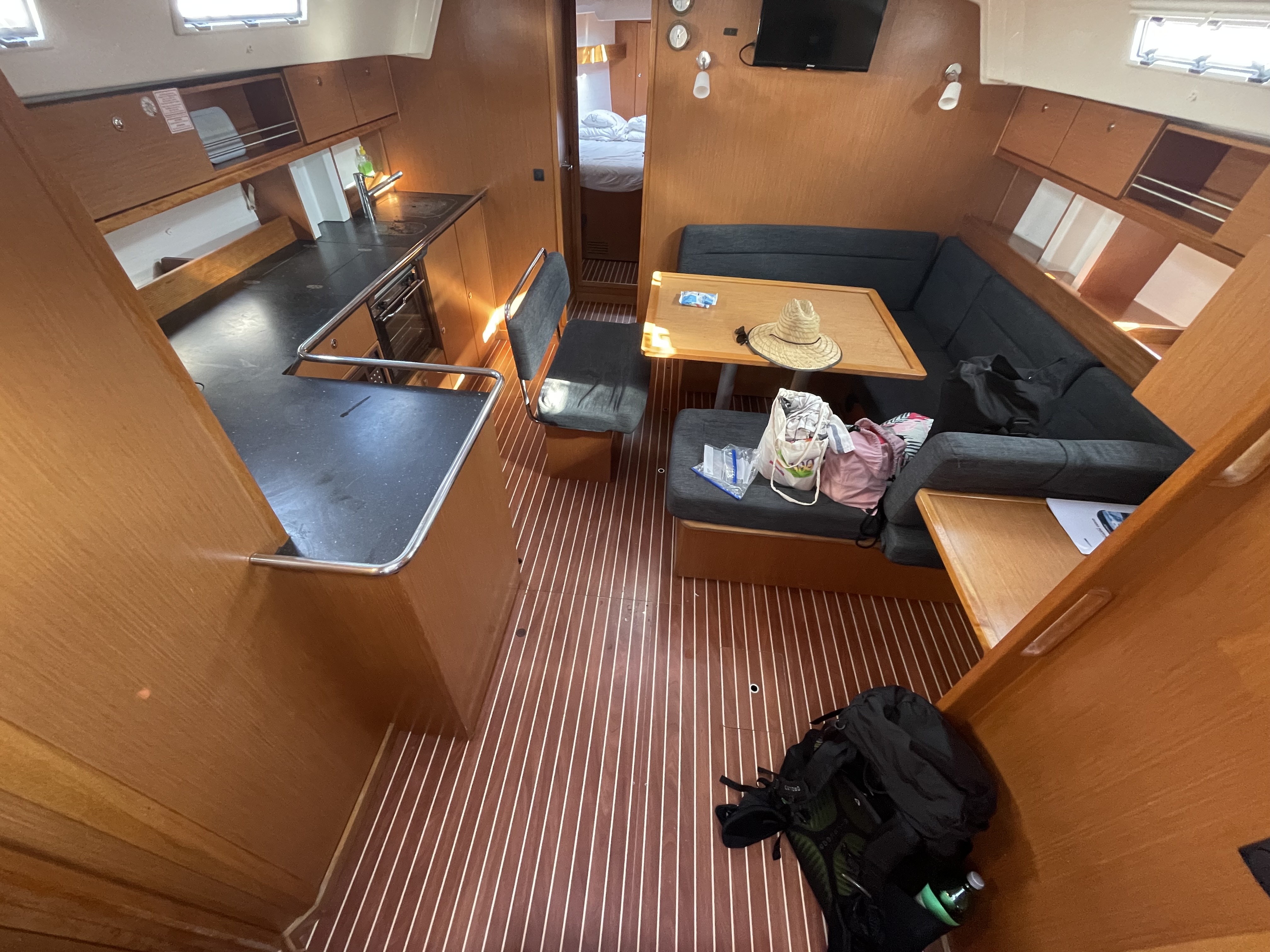 místnost se stolem a židlemi