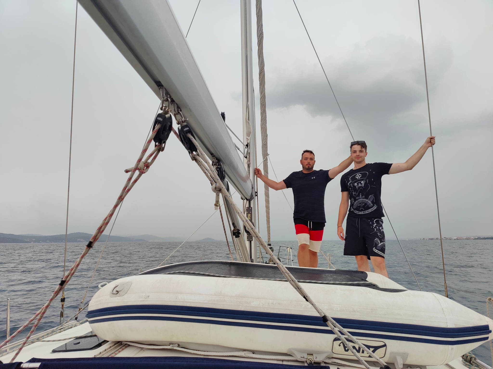 Dva muži stojící na lodi