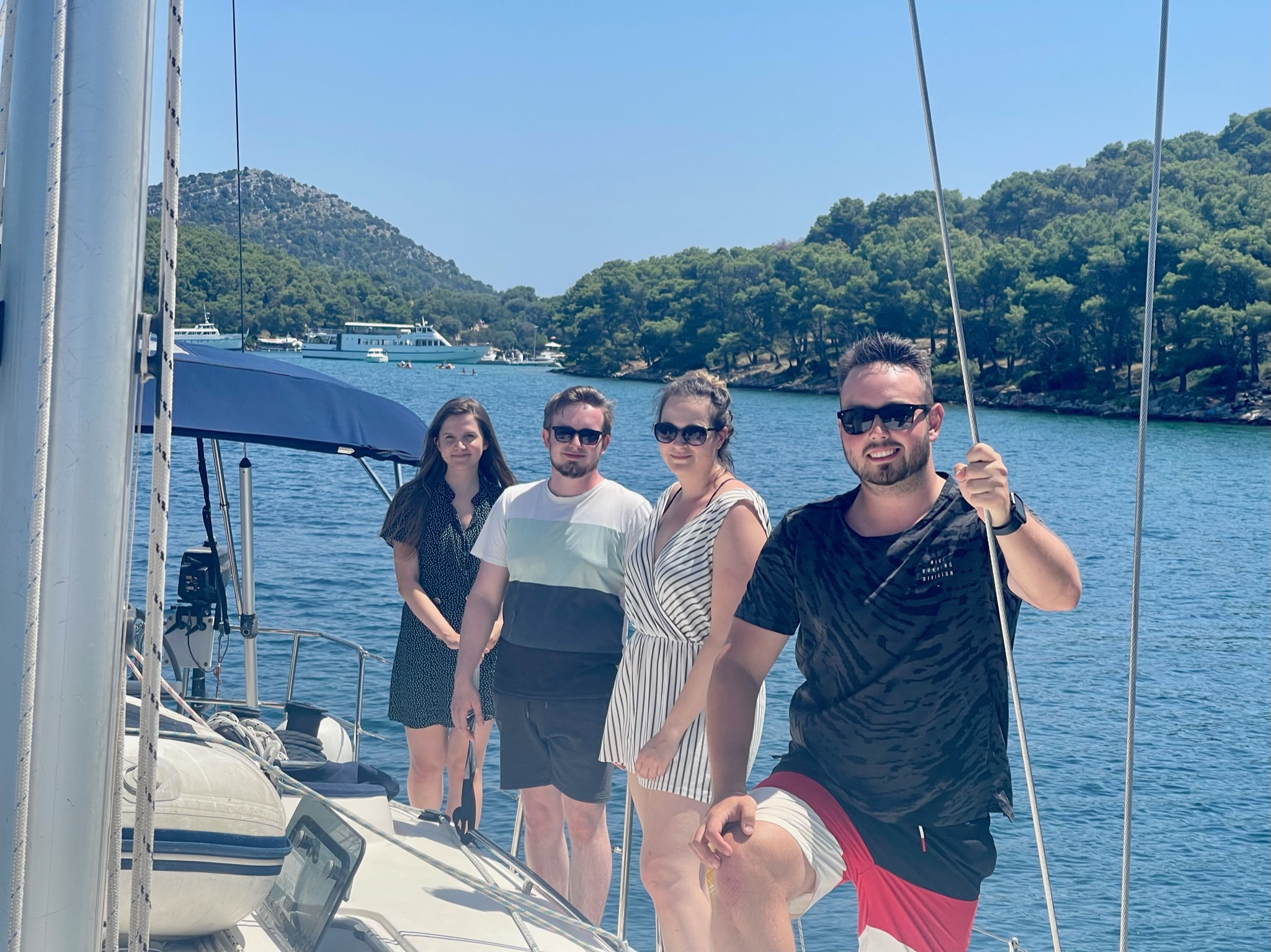 skupina lidí na lodi