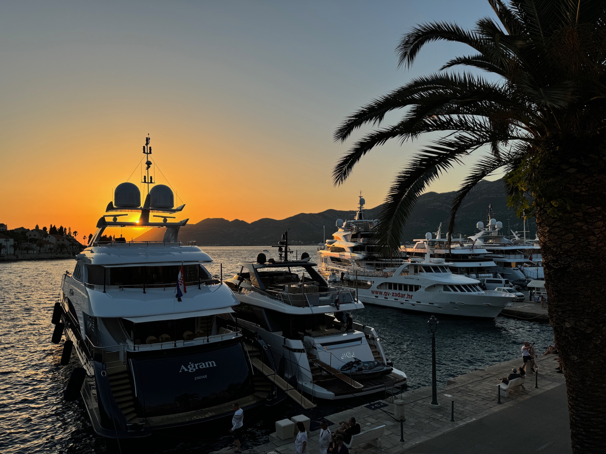 skupina lodí v přístavu