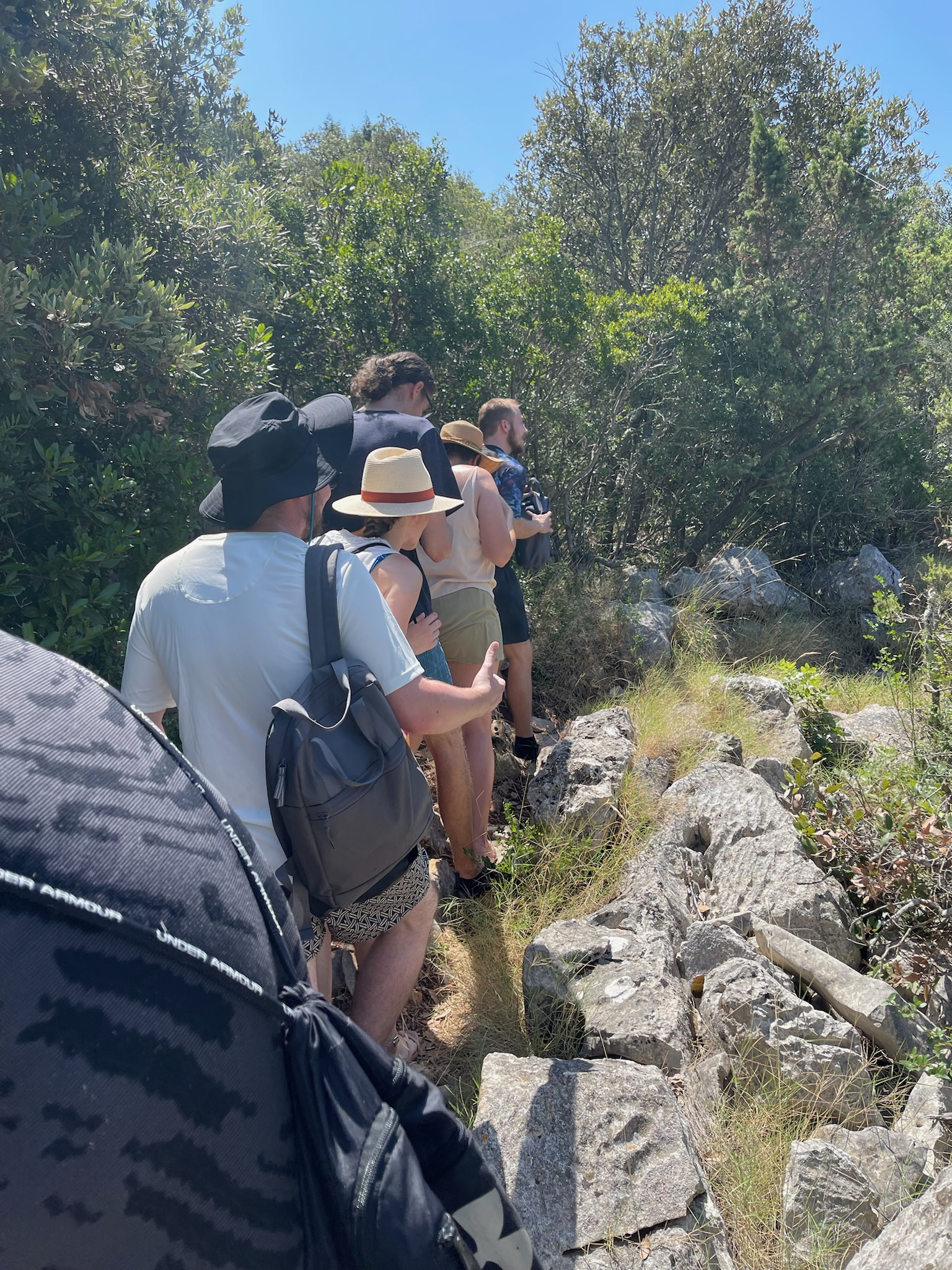 Skupina lidí na túrě po kamenité stezce