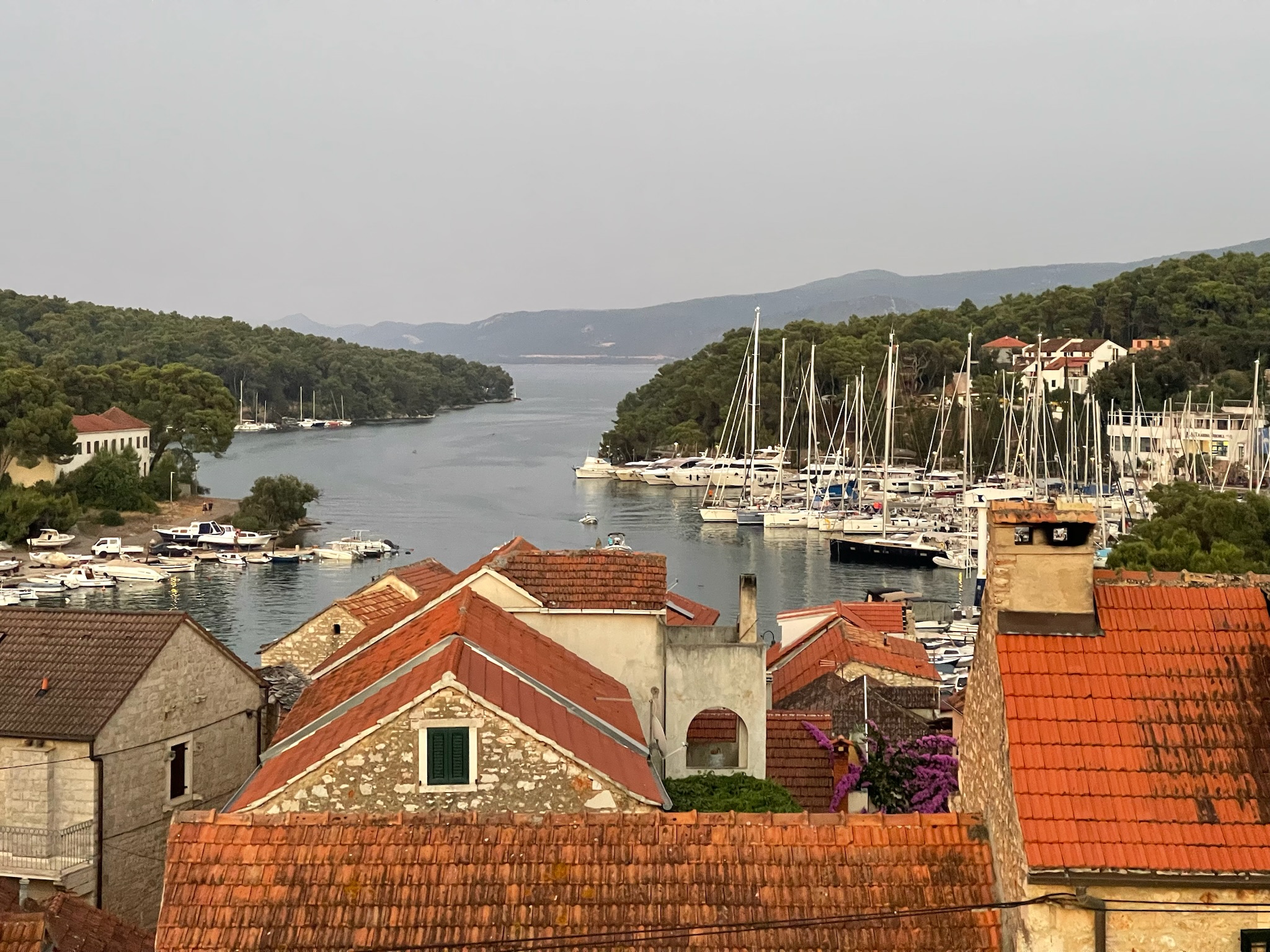 pohled na přístav s loděmi a budovami