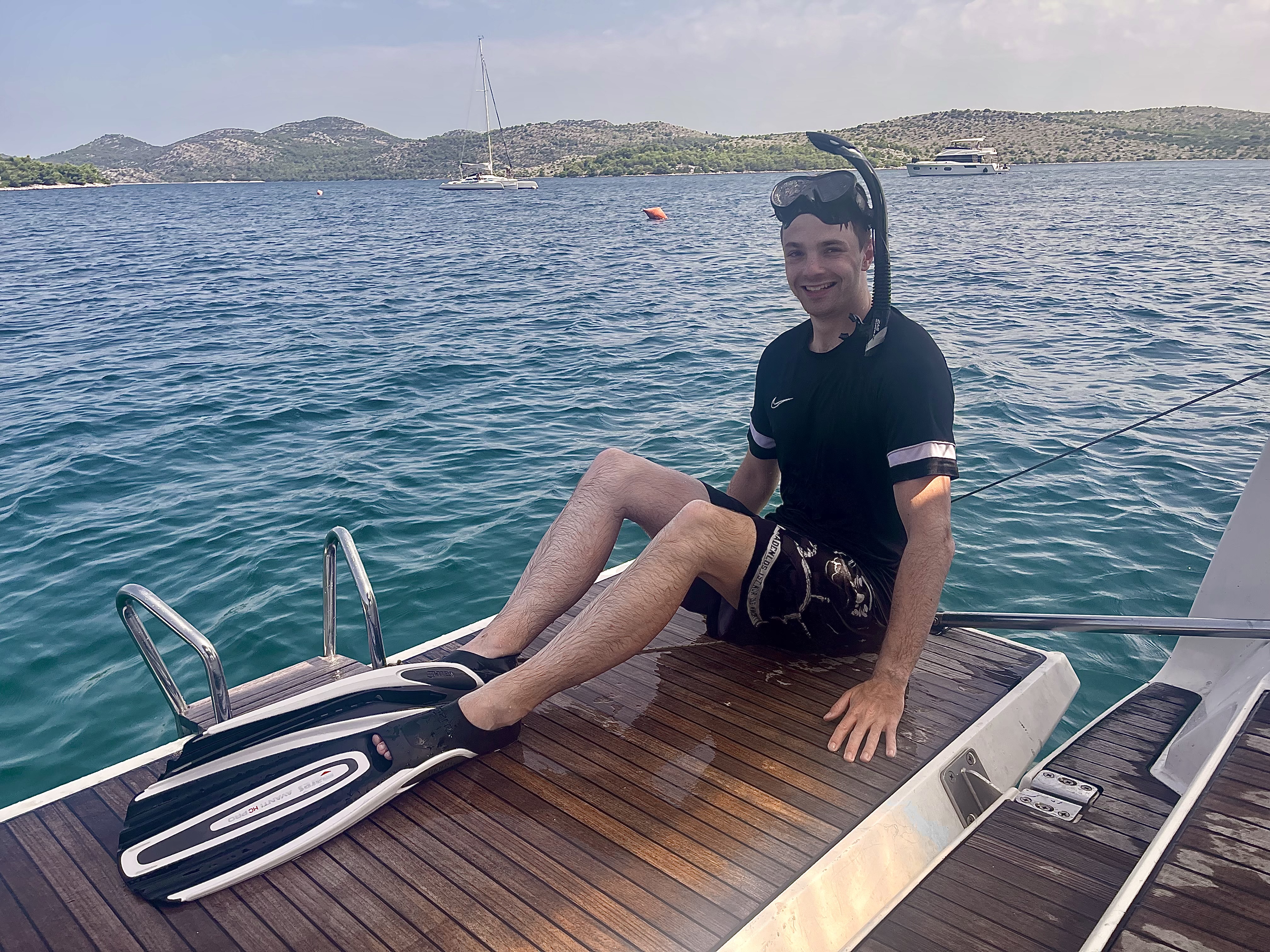 Člověk sedící na lodi