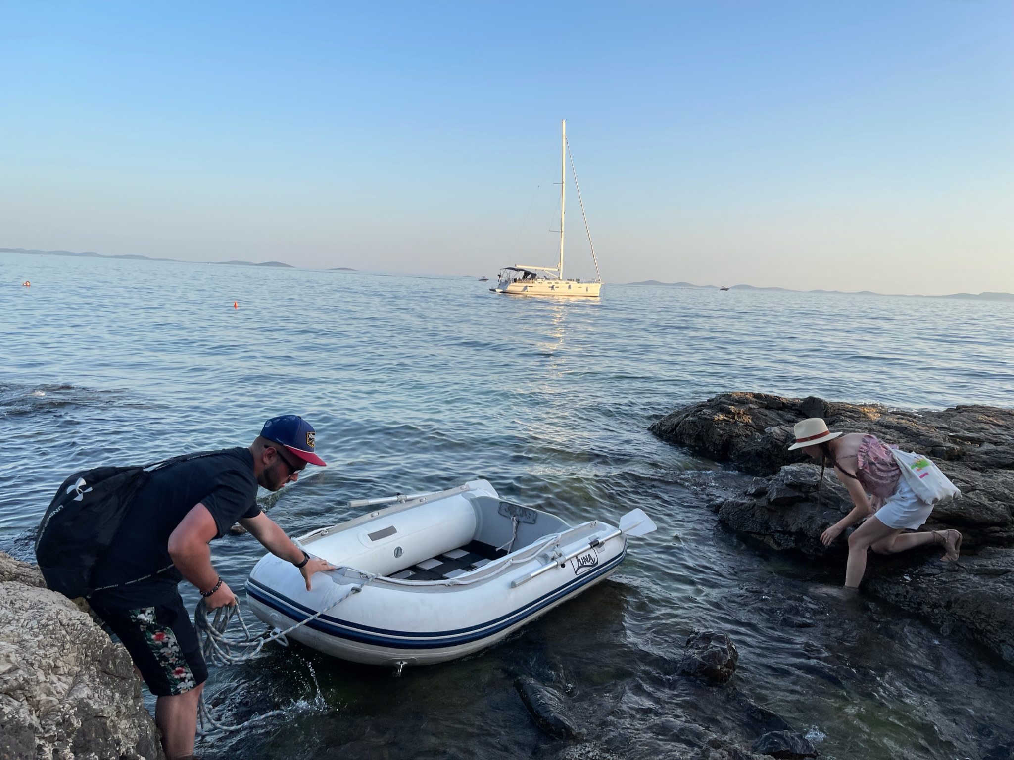 skupina lidí tahající loď z vody