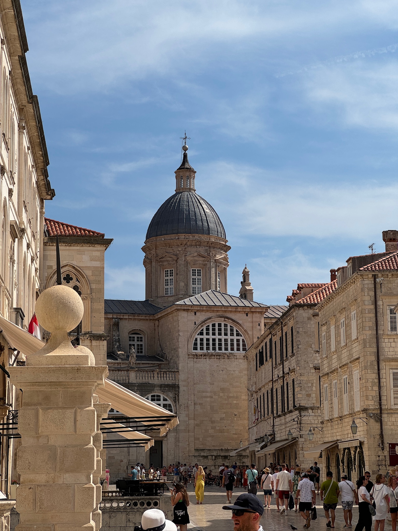 budova s kopulí na vrcholu