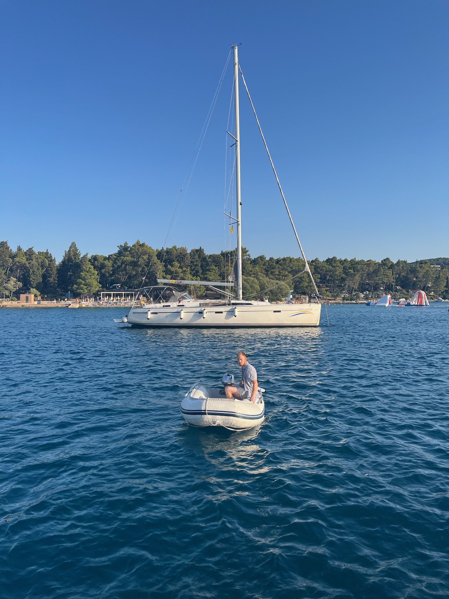 Člověk v lodi na vodě