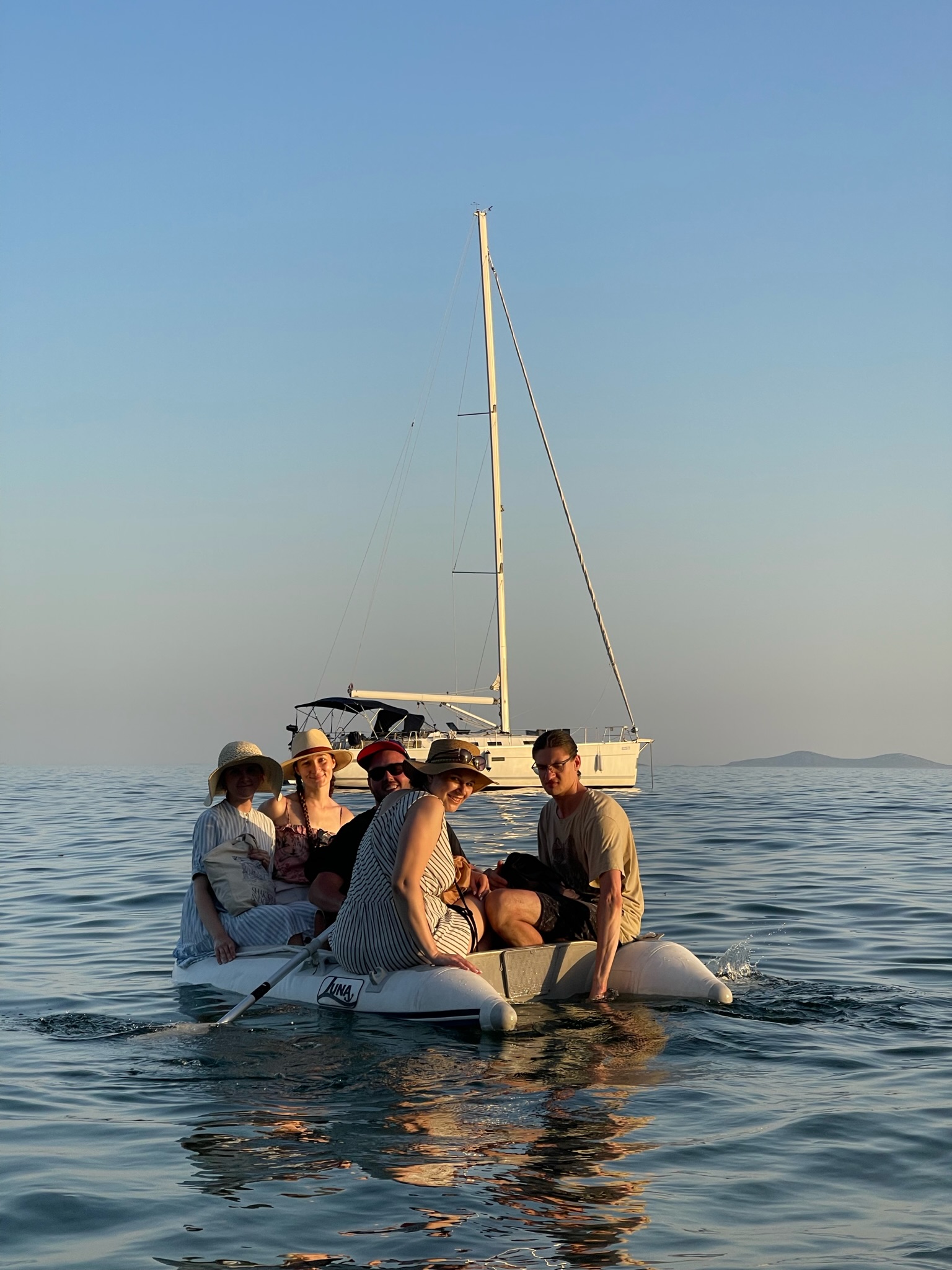 skupina lidí na lodi