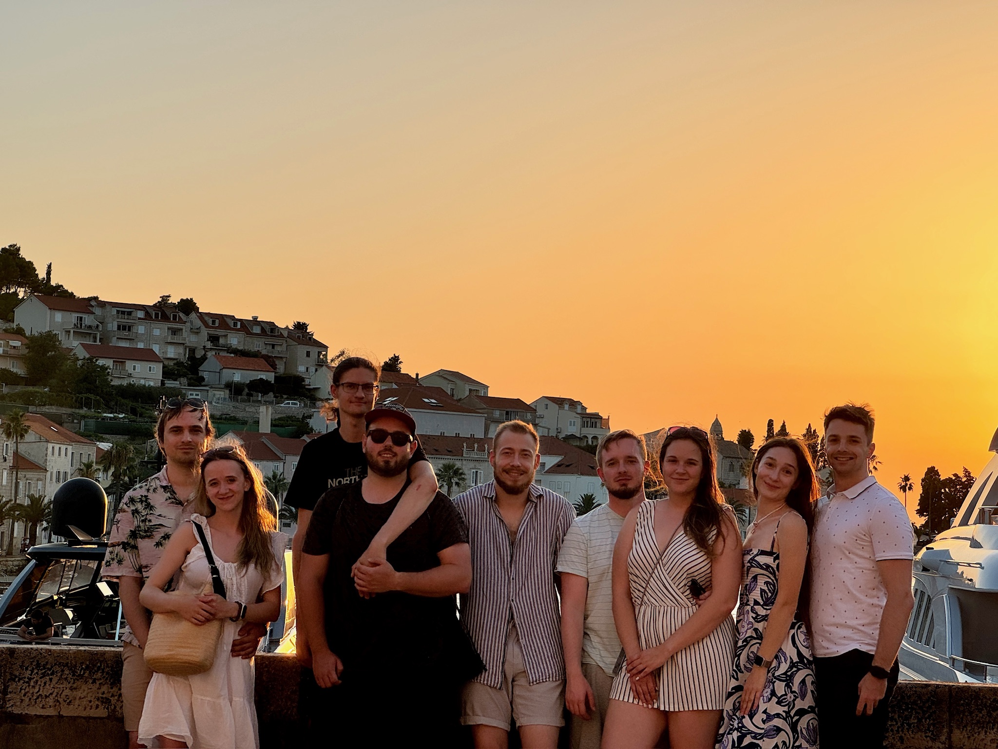 skupina lidí pózujících na fotografii