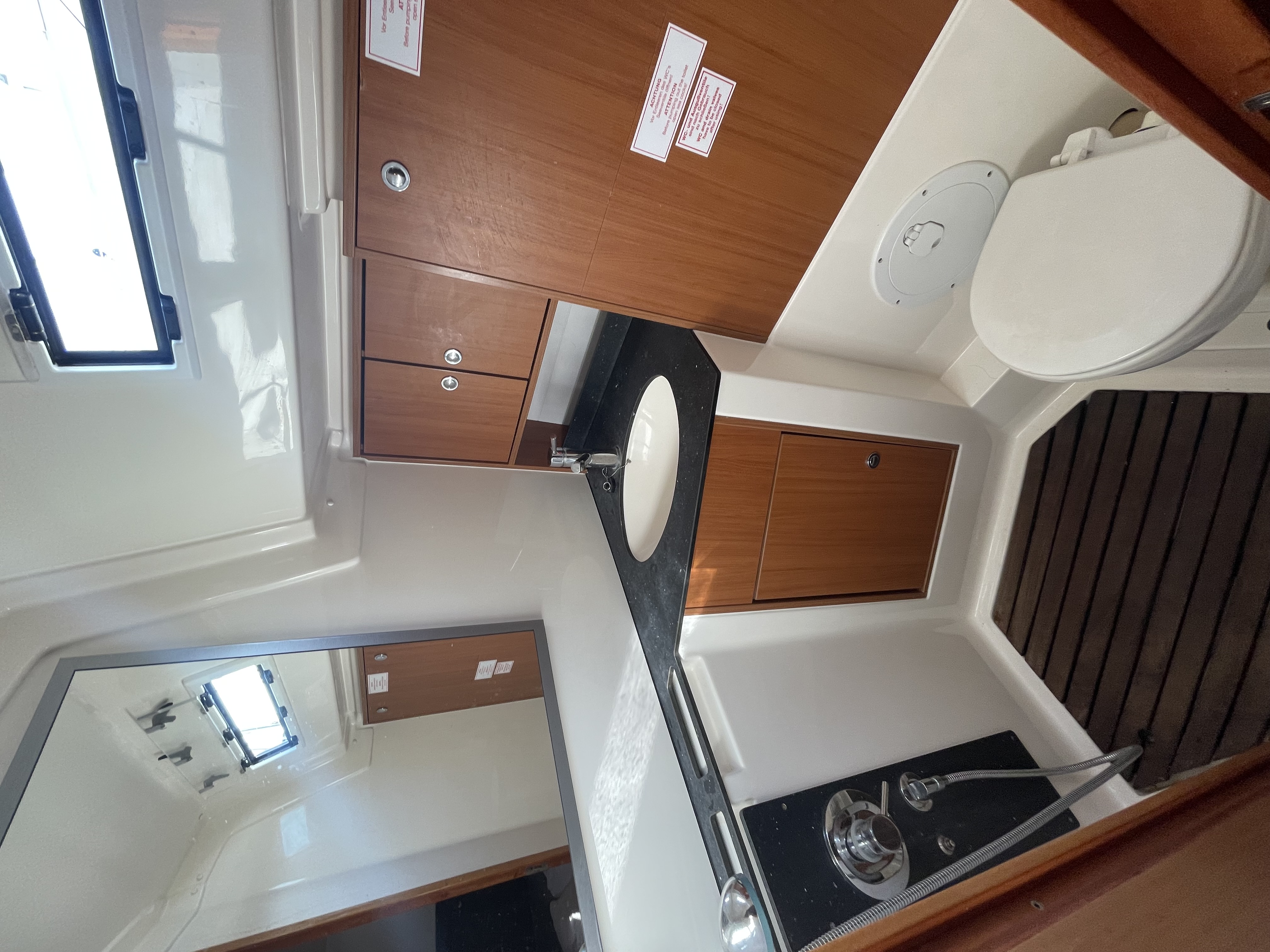 koupelna s umyvadlem a zrcadlem