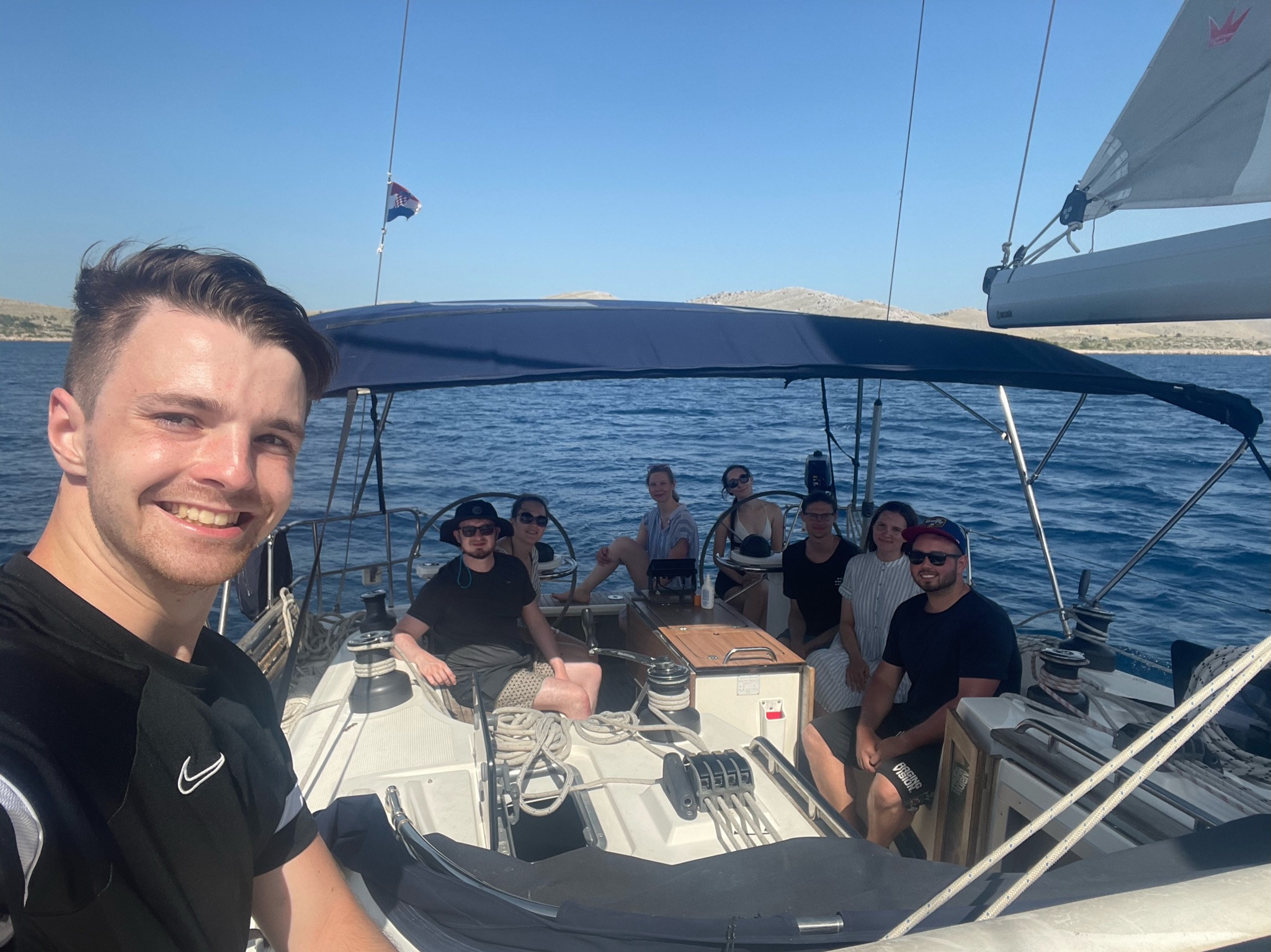 skupina lidí na lodi