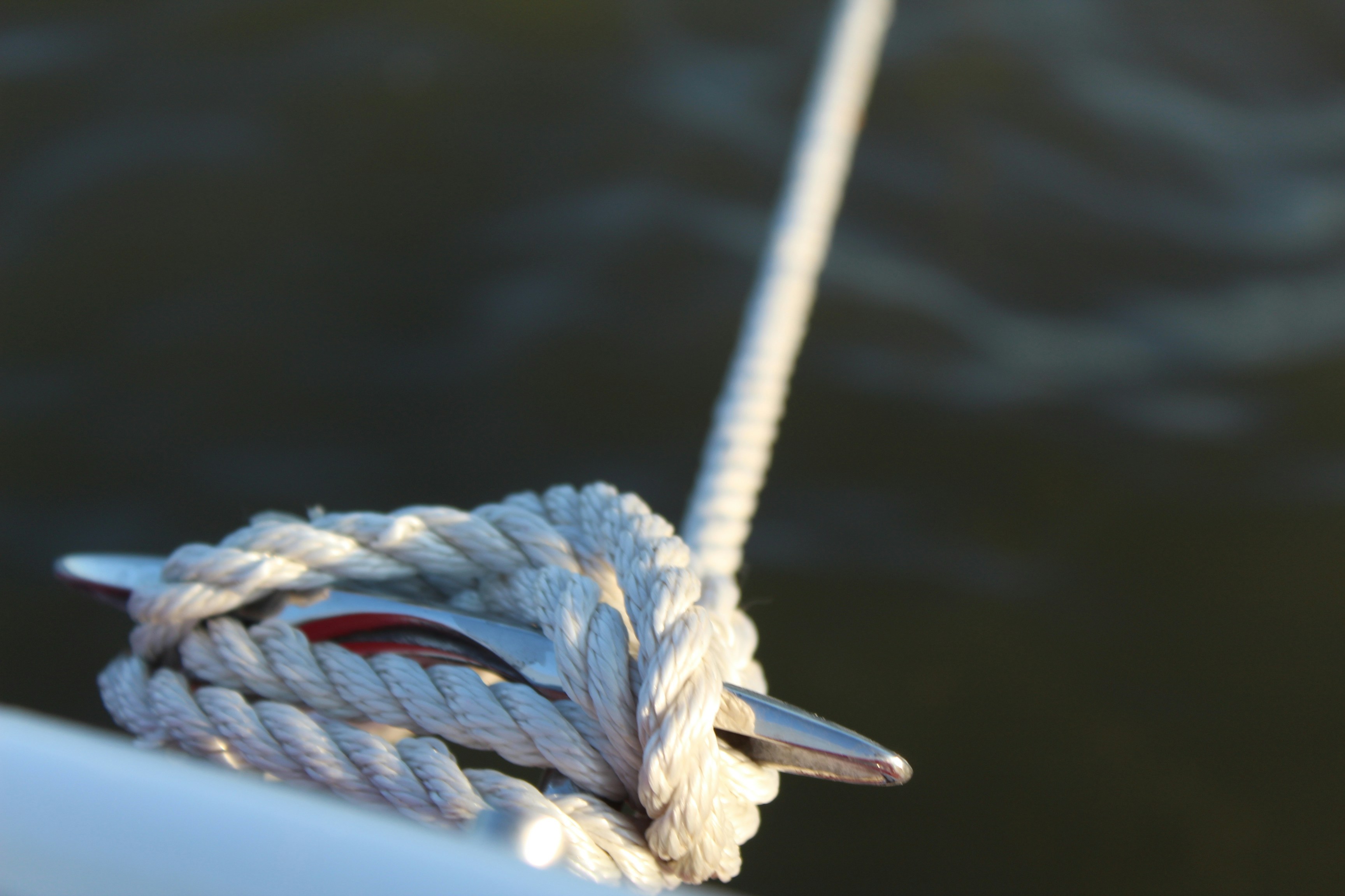 lano přivázané k lodi