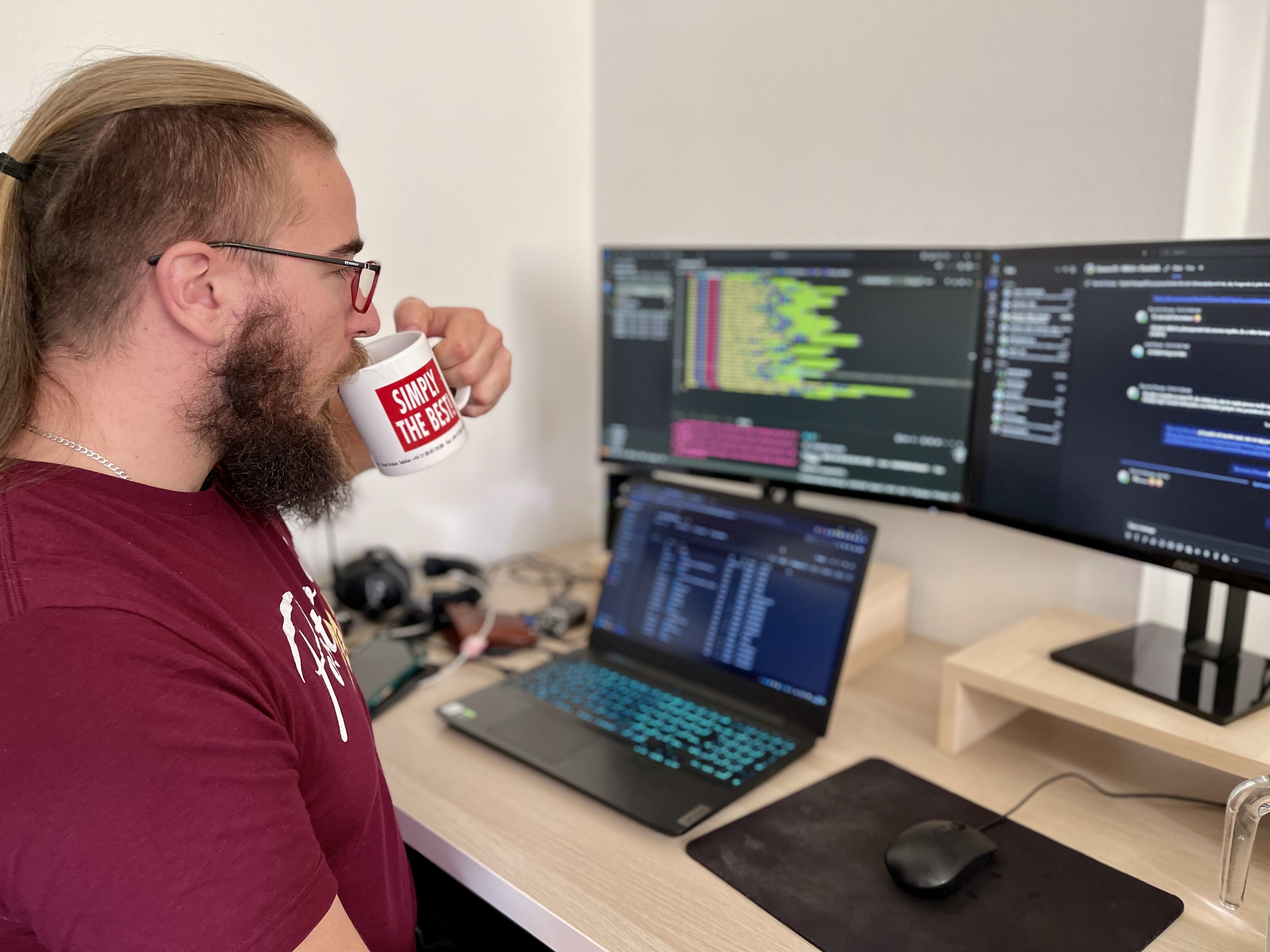Programátor TwoDo pijící kávu u programování