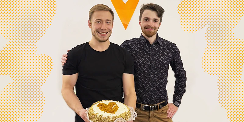 Širokoúhlá fotka Josefa Křenka a Roberta Püschela s dortem v ruce