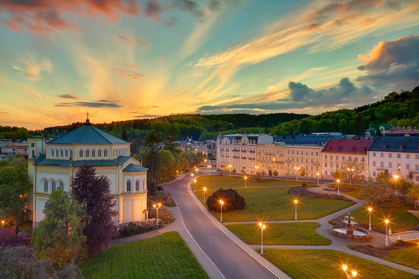 cesta vedoucí k velké budově