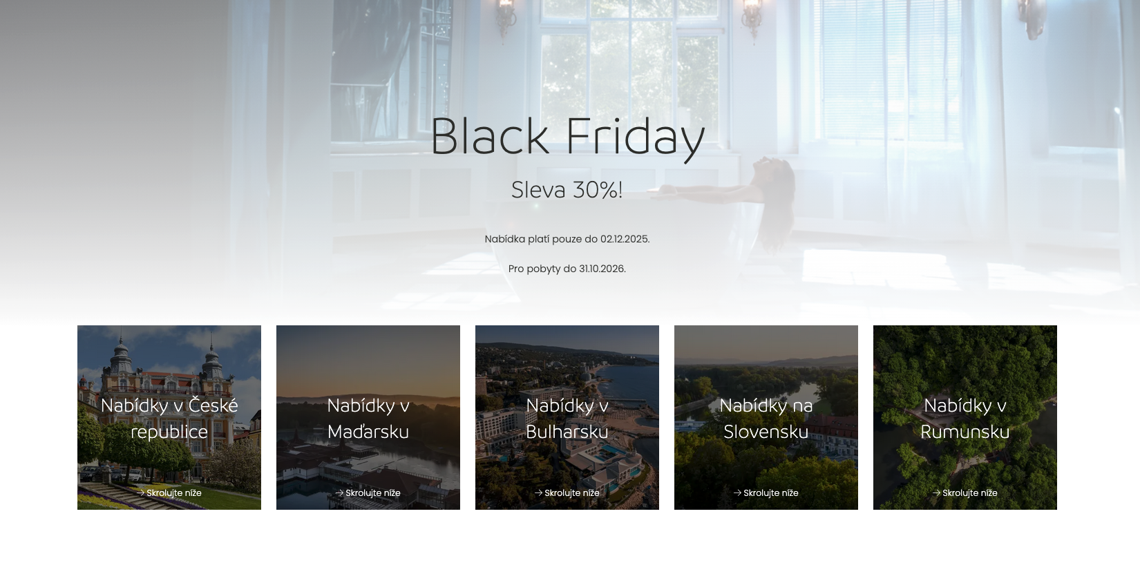 Osoba v místnosti s oknem a výhledem na město