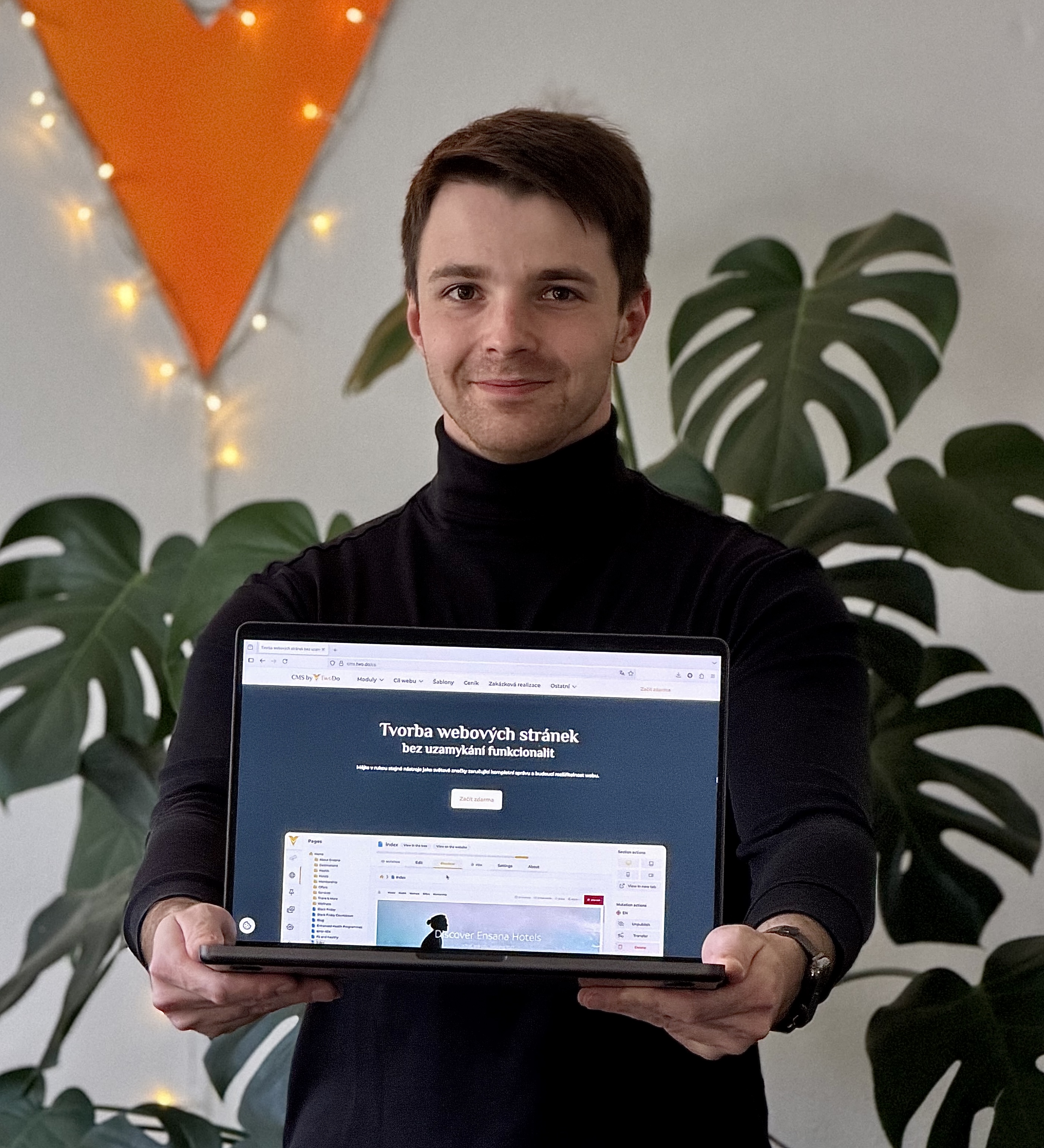 Osoba držící notebook