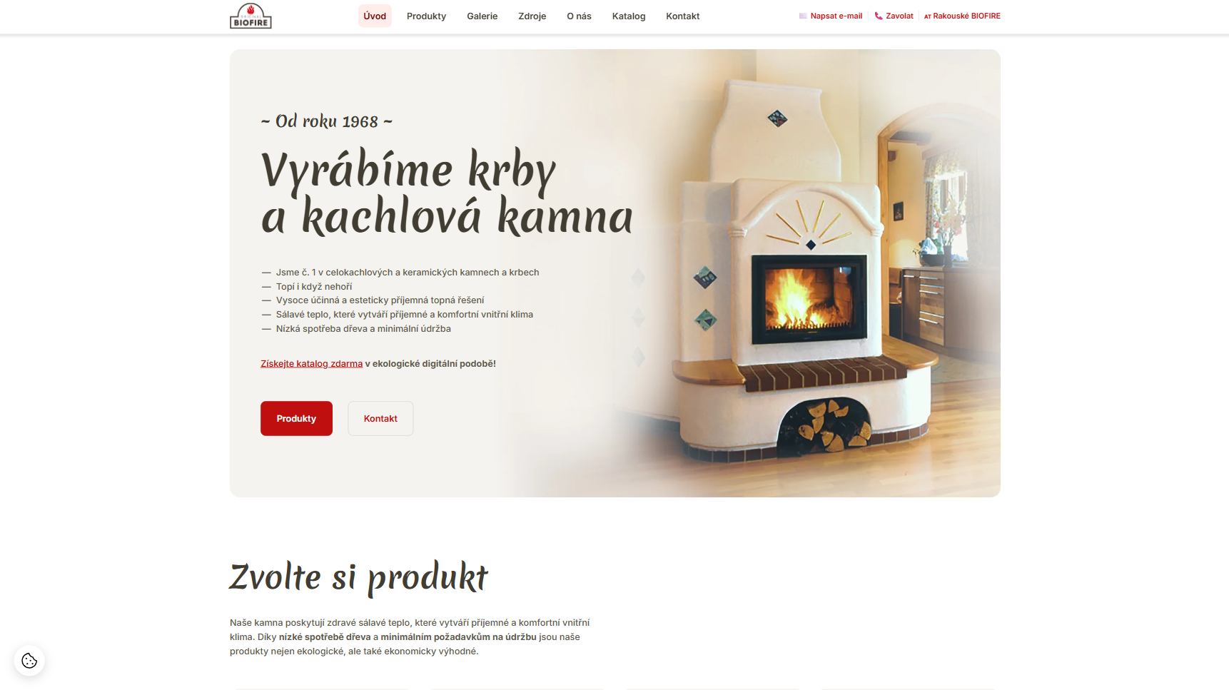 bílo-hnědý krb s dřevěnou podlahou a dveřmi