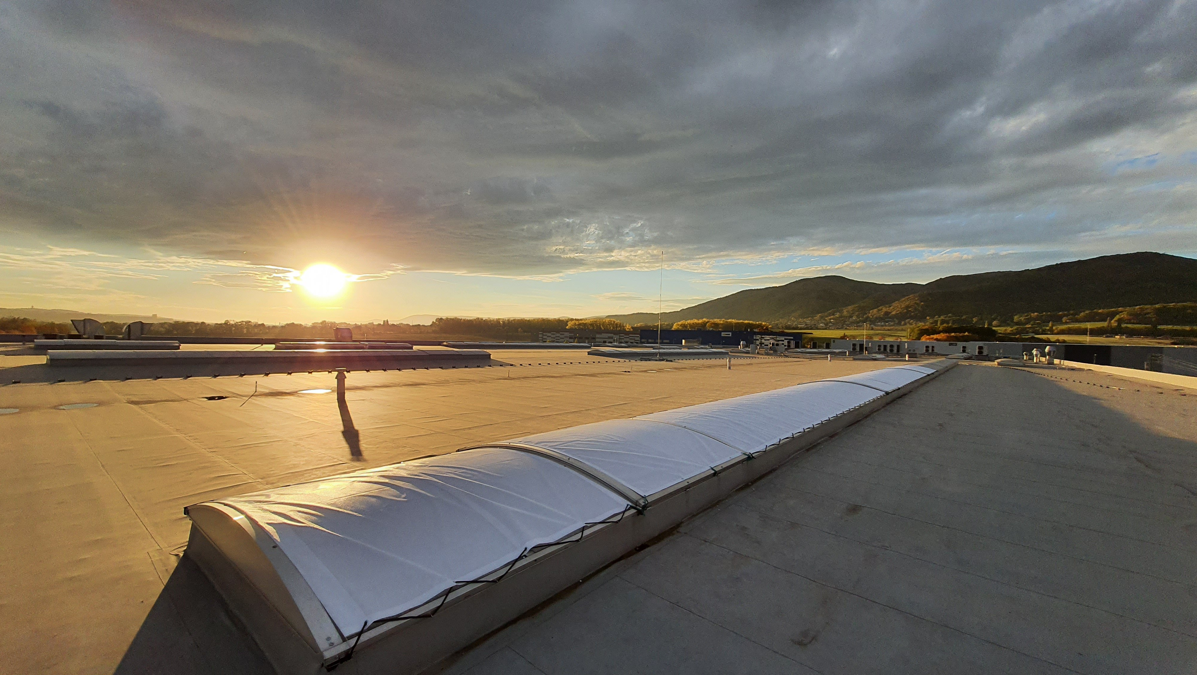 zapadající slunce nad budovou