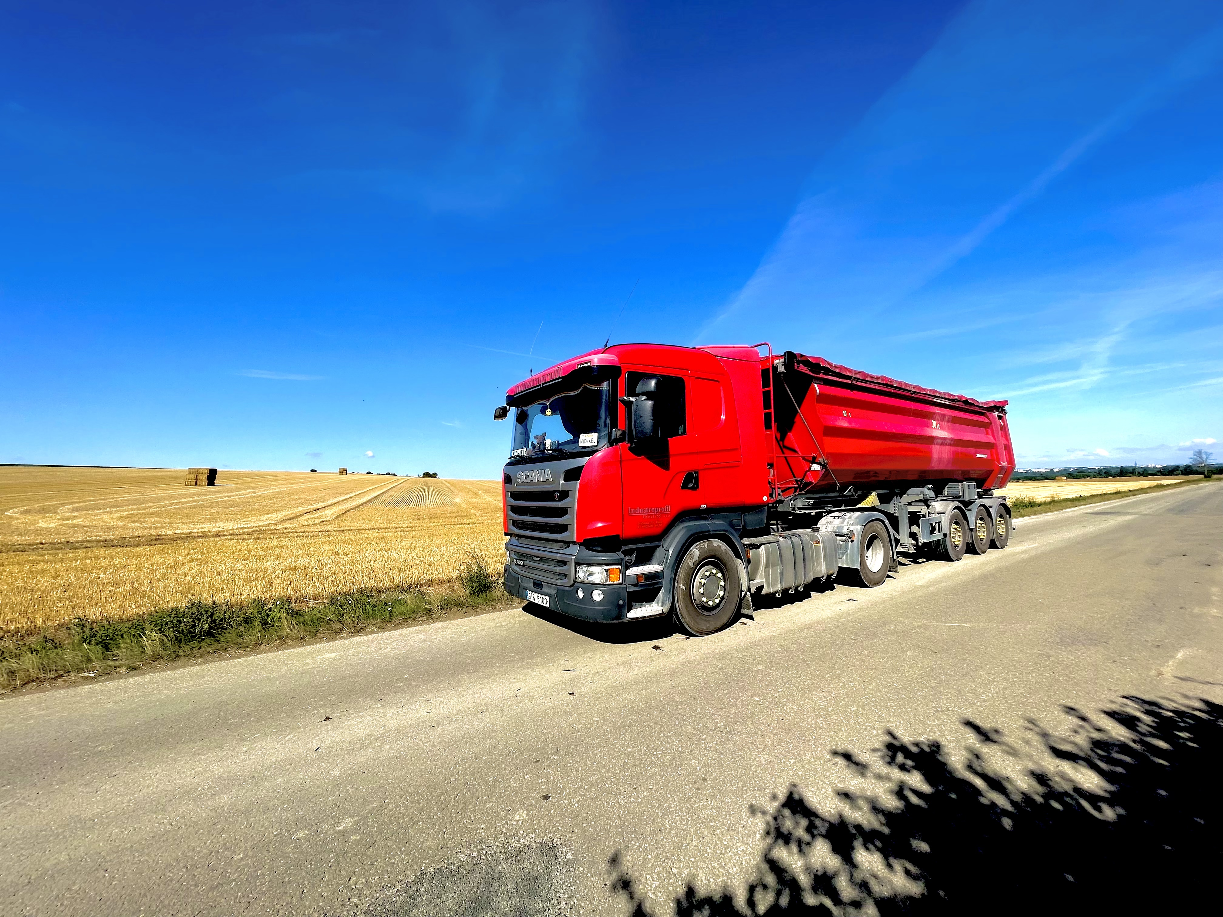 červený náklaďák na silnici