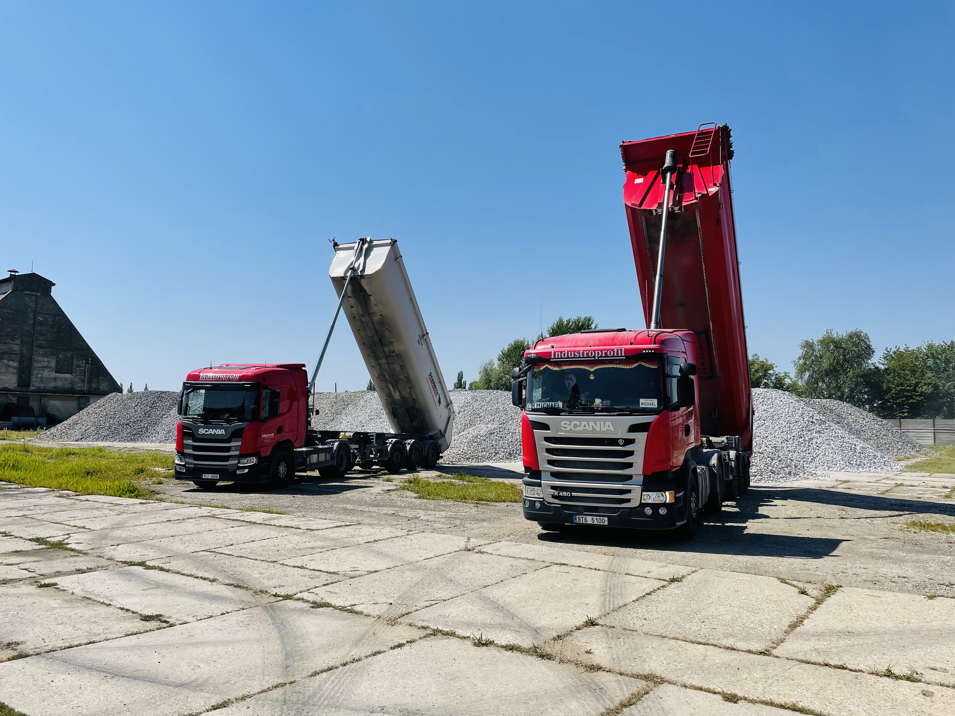 skupina nákladních vozidel s přívěsem