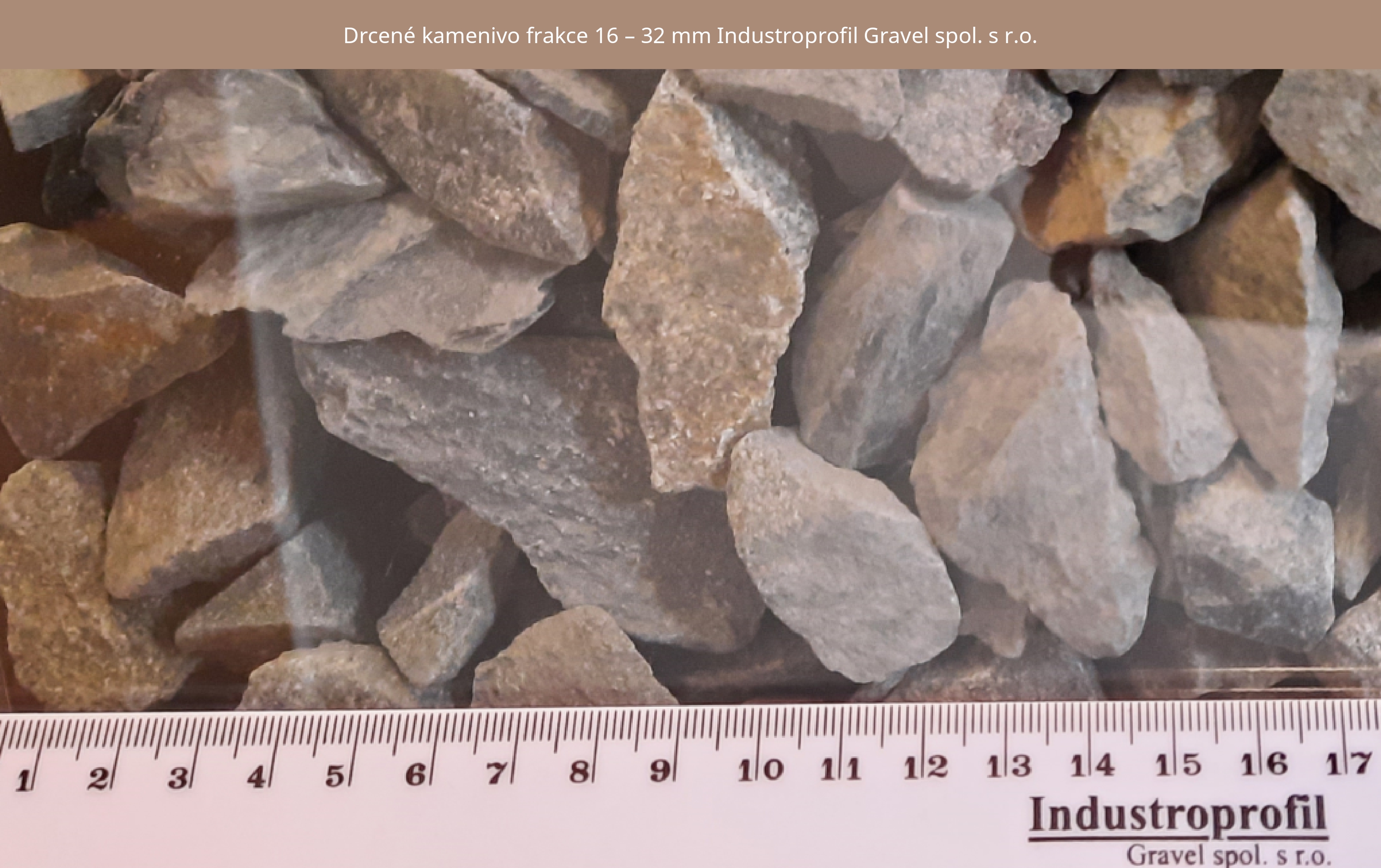 pravítko a kameny v sáčku