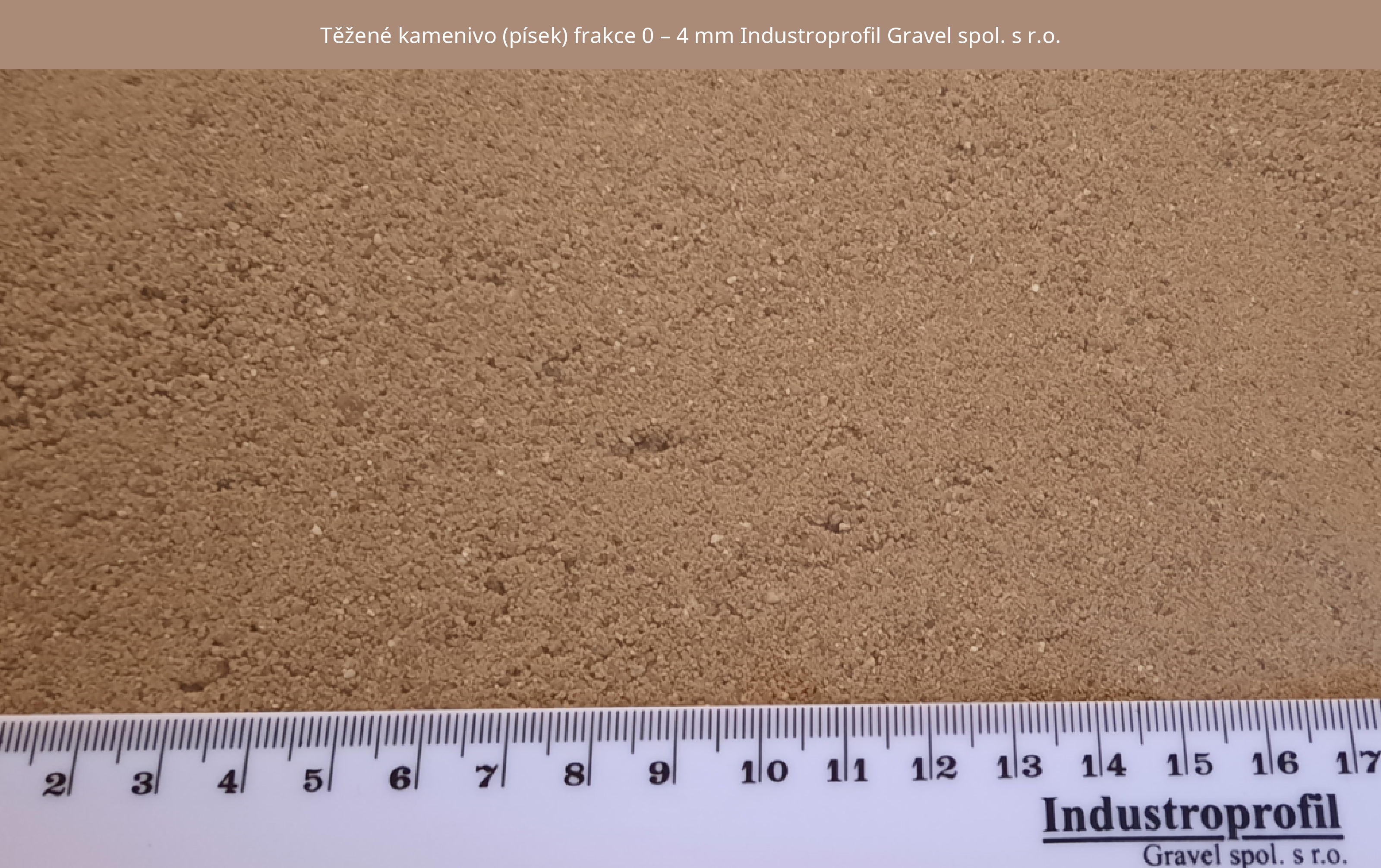 pravítko a písek s textem