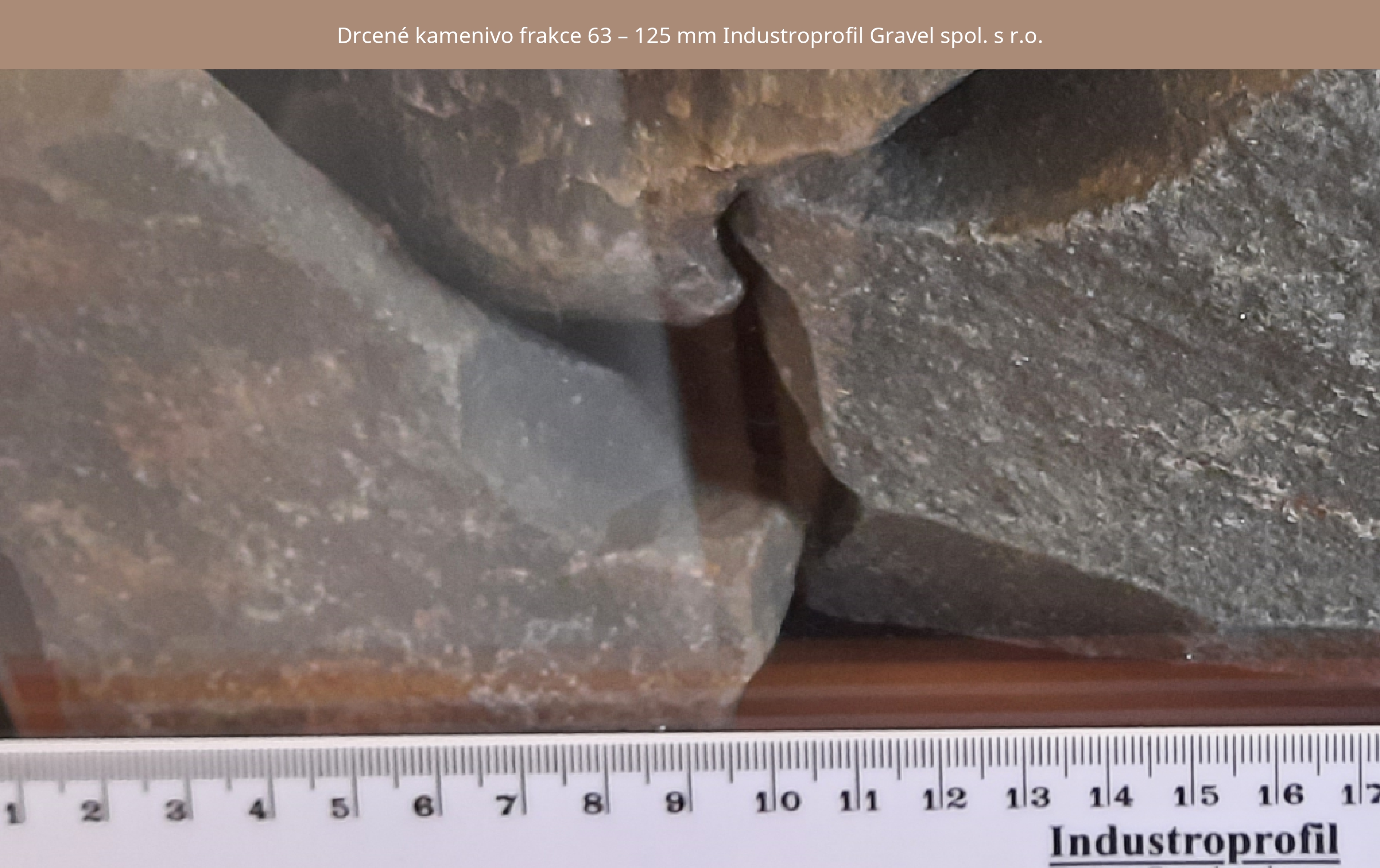 pravítko a kameny ve skleněné vitríně.