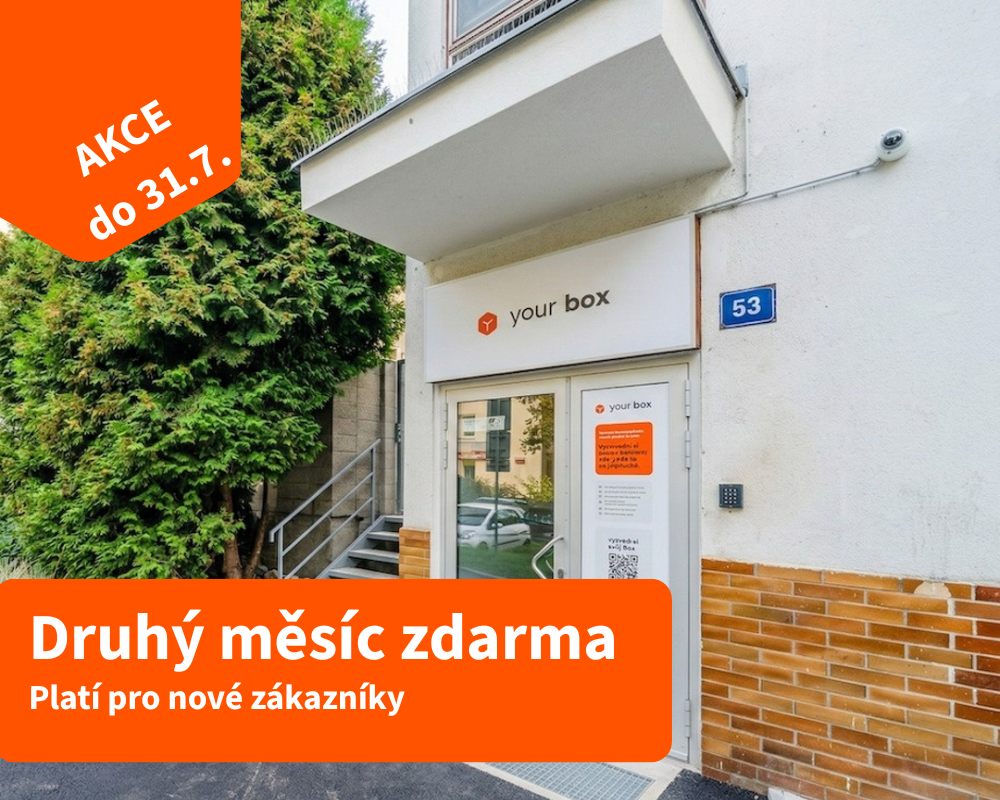 budova s dveřmi a cedulí