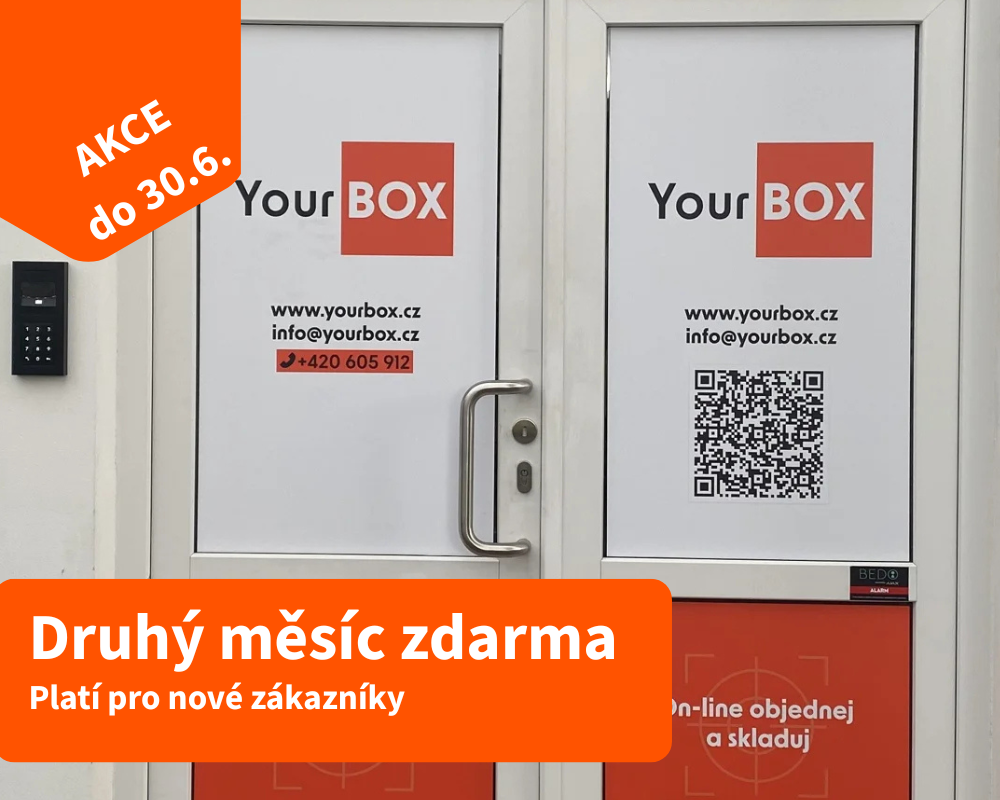dveře s nápisem