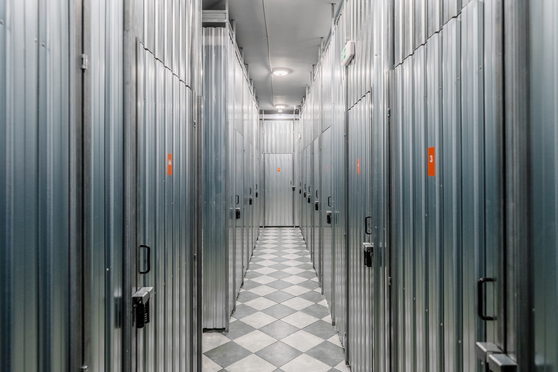 dlouhá chodba s řadami kovových dveří