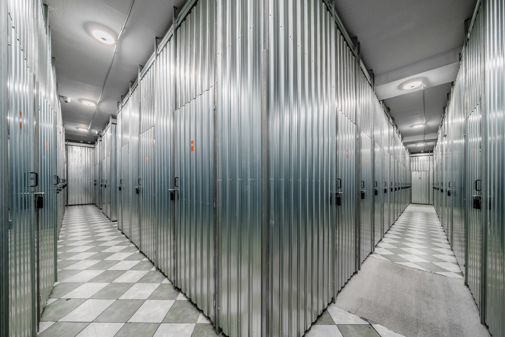 řada kovových dveří