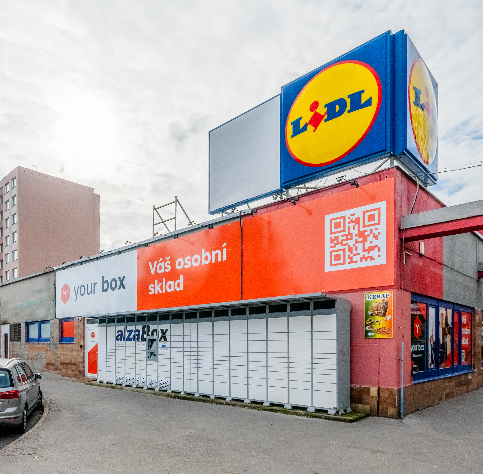 výloha s cedulí na boku