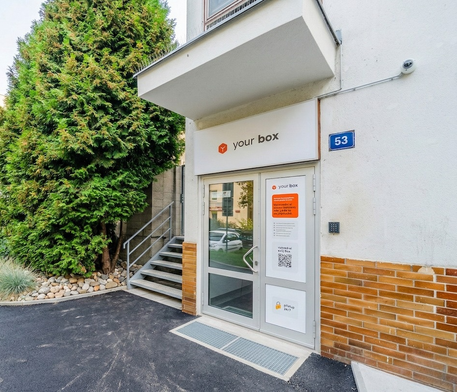 budova s nápisem na dveřích