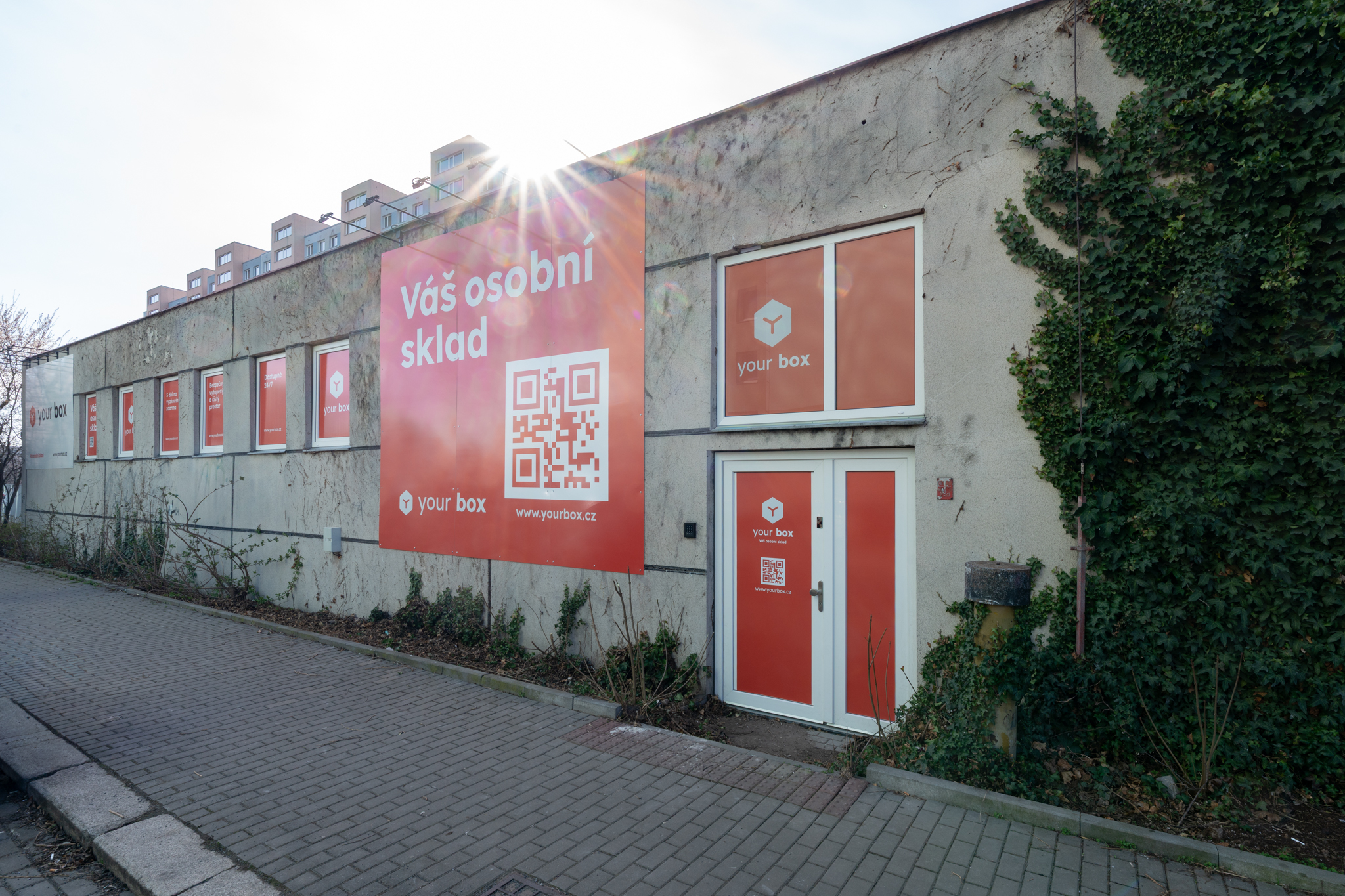 budova s červenými cedulemi po stranách