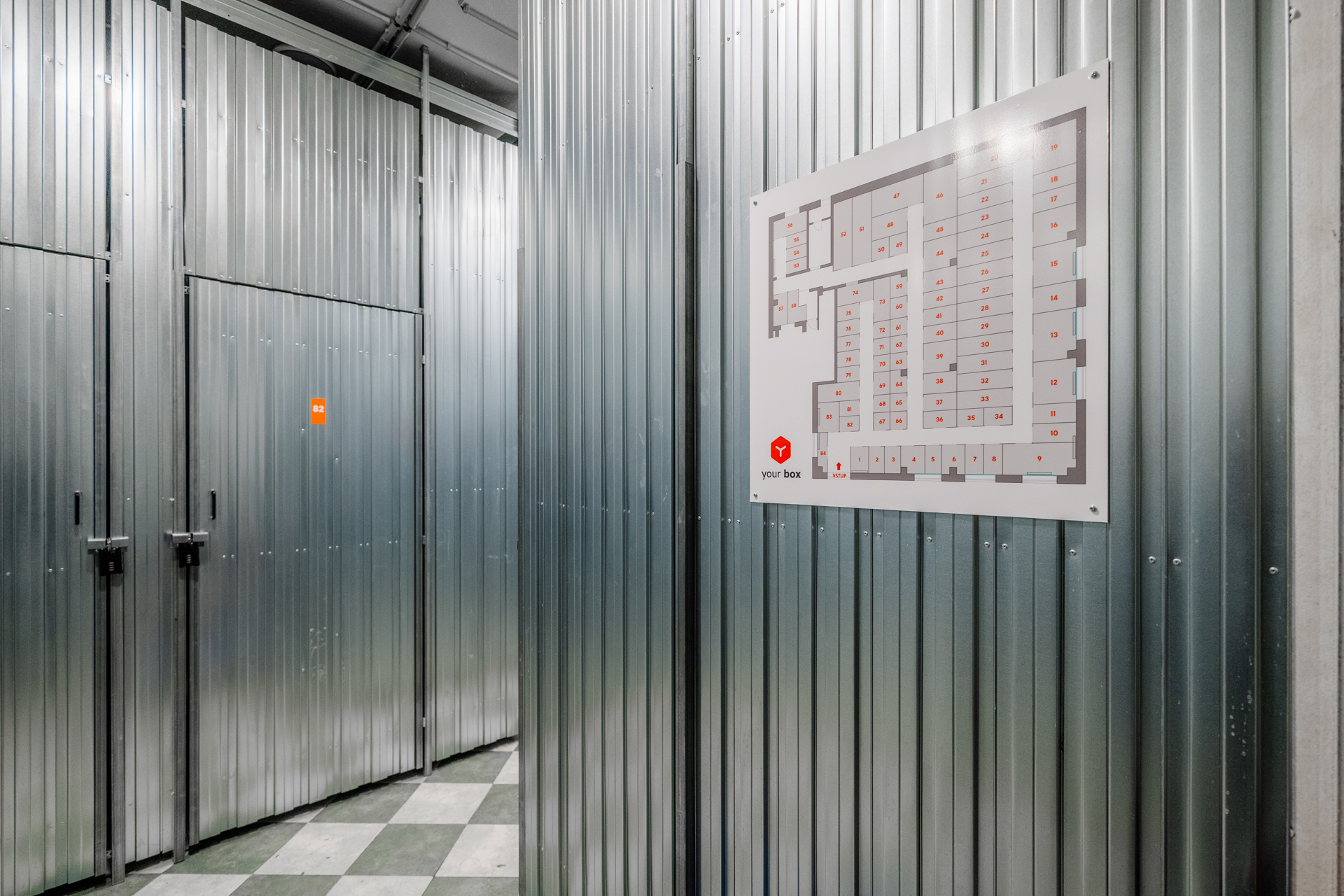 místnost s mapou na zdi