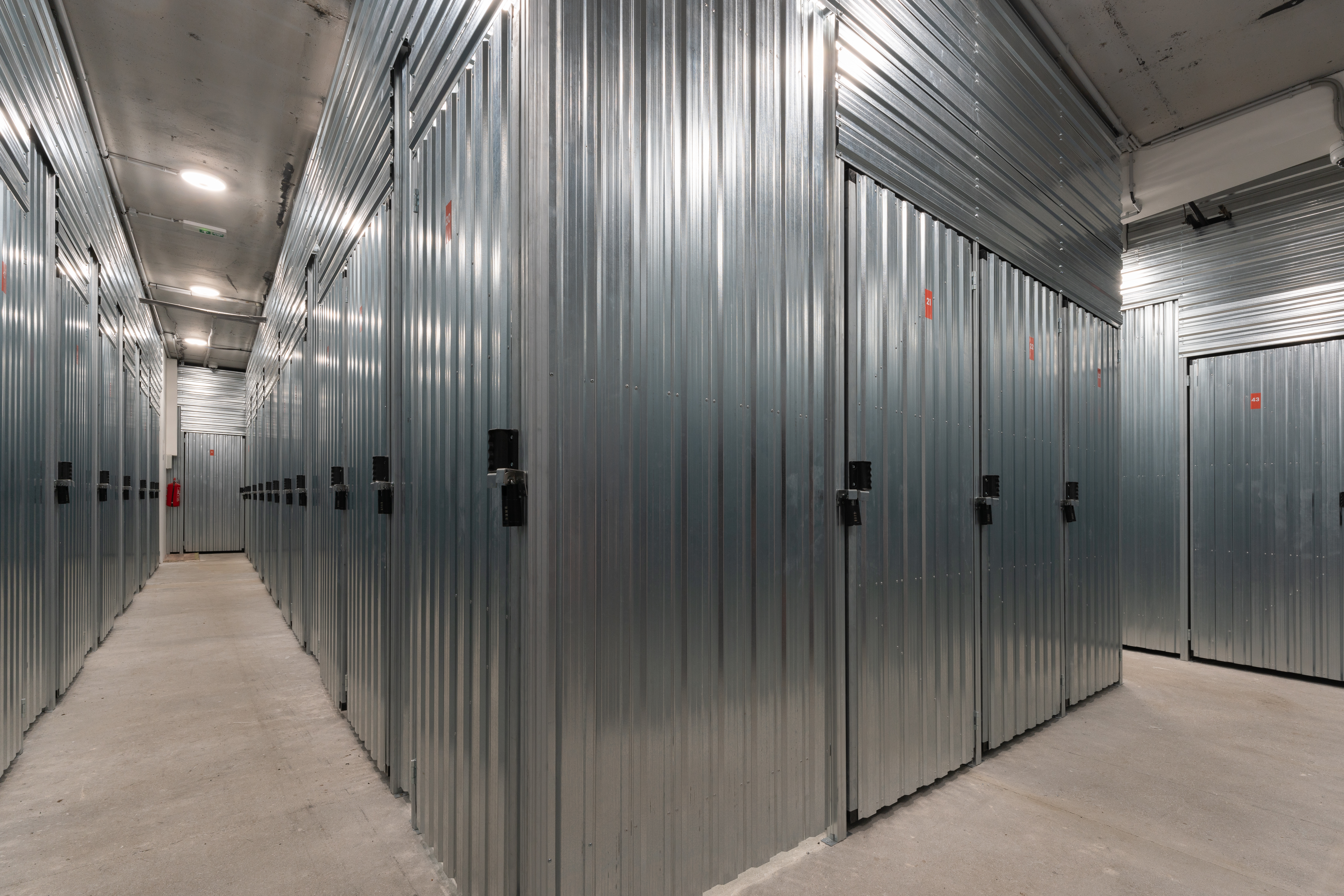 řada kovových skladovacích dílů