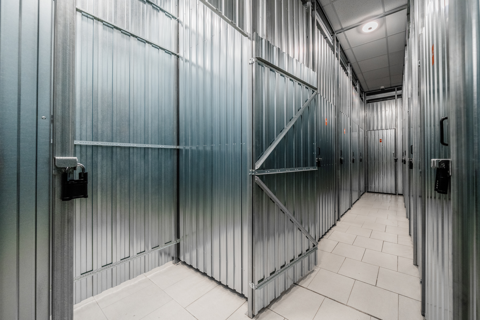 místnost s kovovými stěnami a dlážděnou podlahou