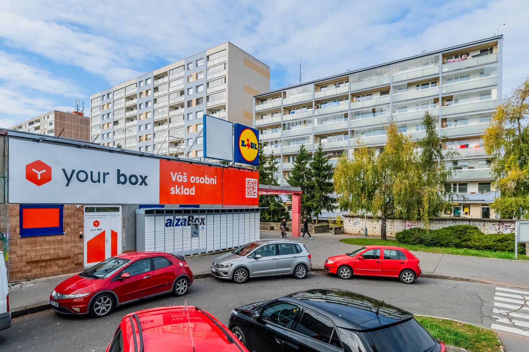 auta zaparkovaná auta před budovou