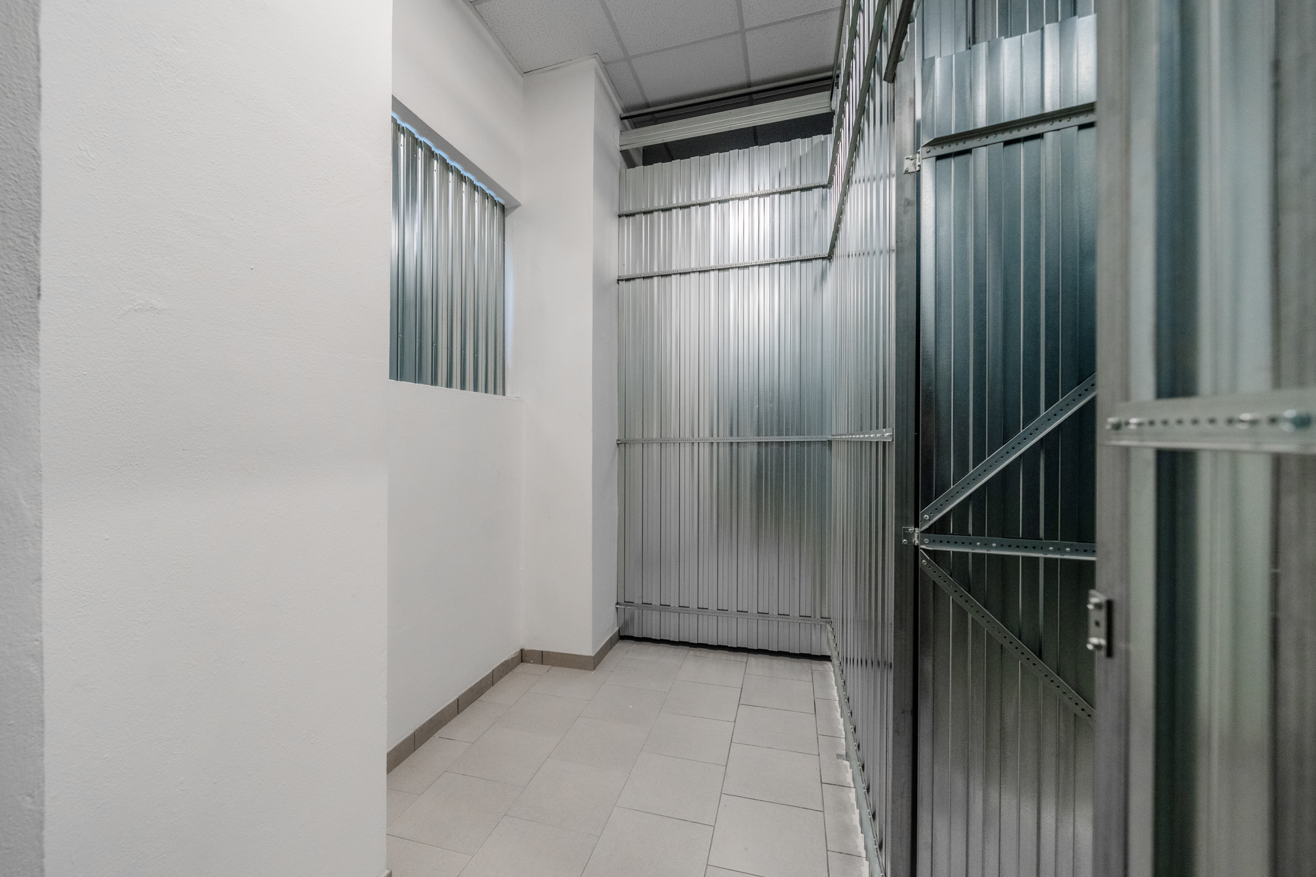 místnost s kovovými stěnami a dveřmi