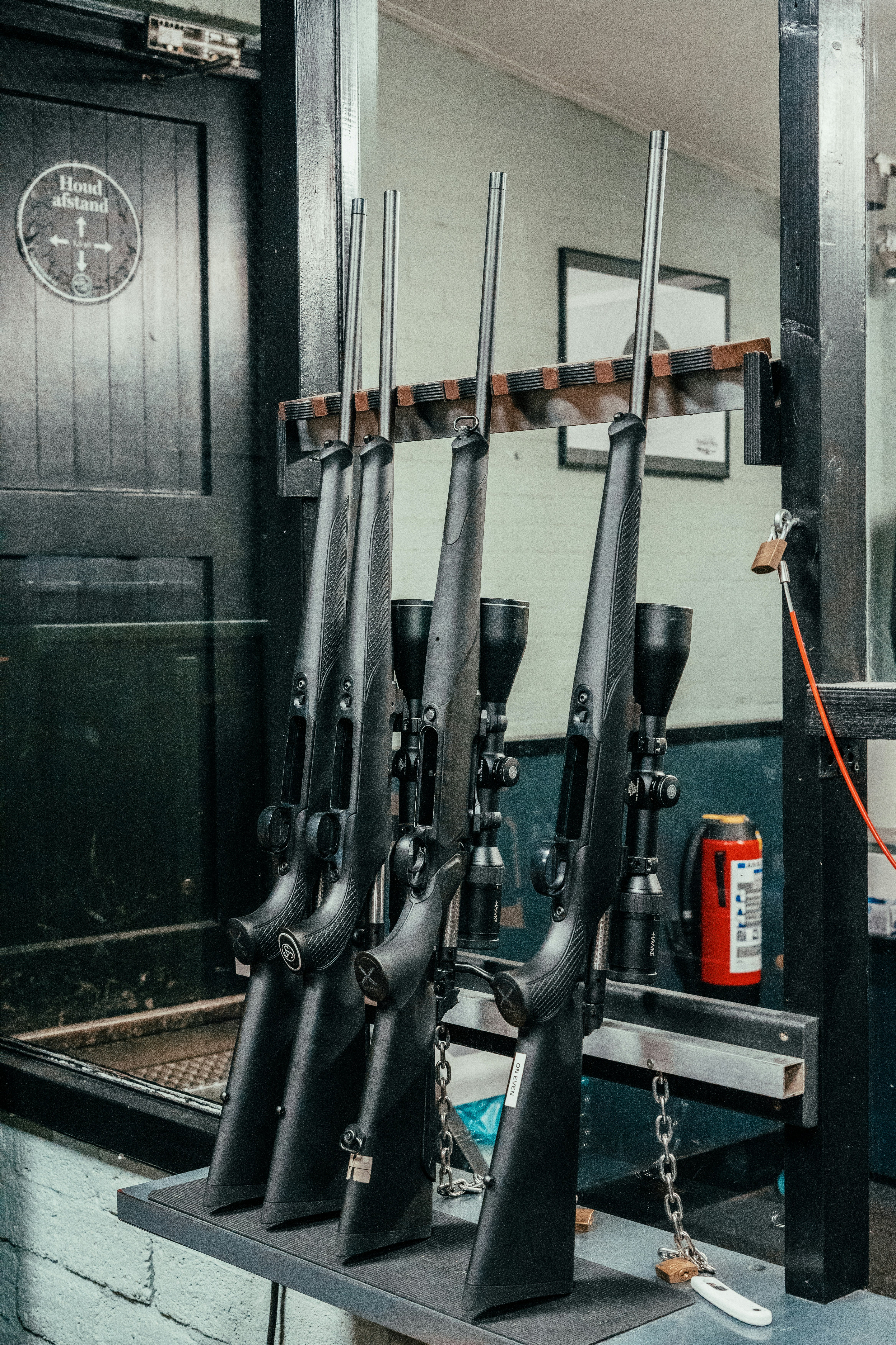 skupina zbraní na stojanu