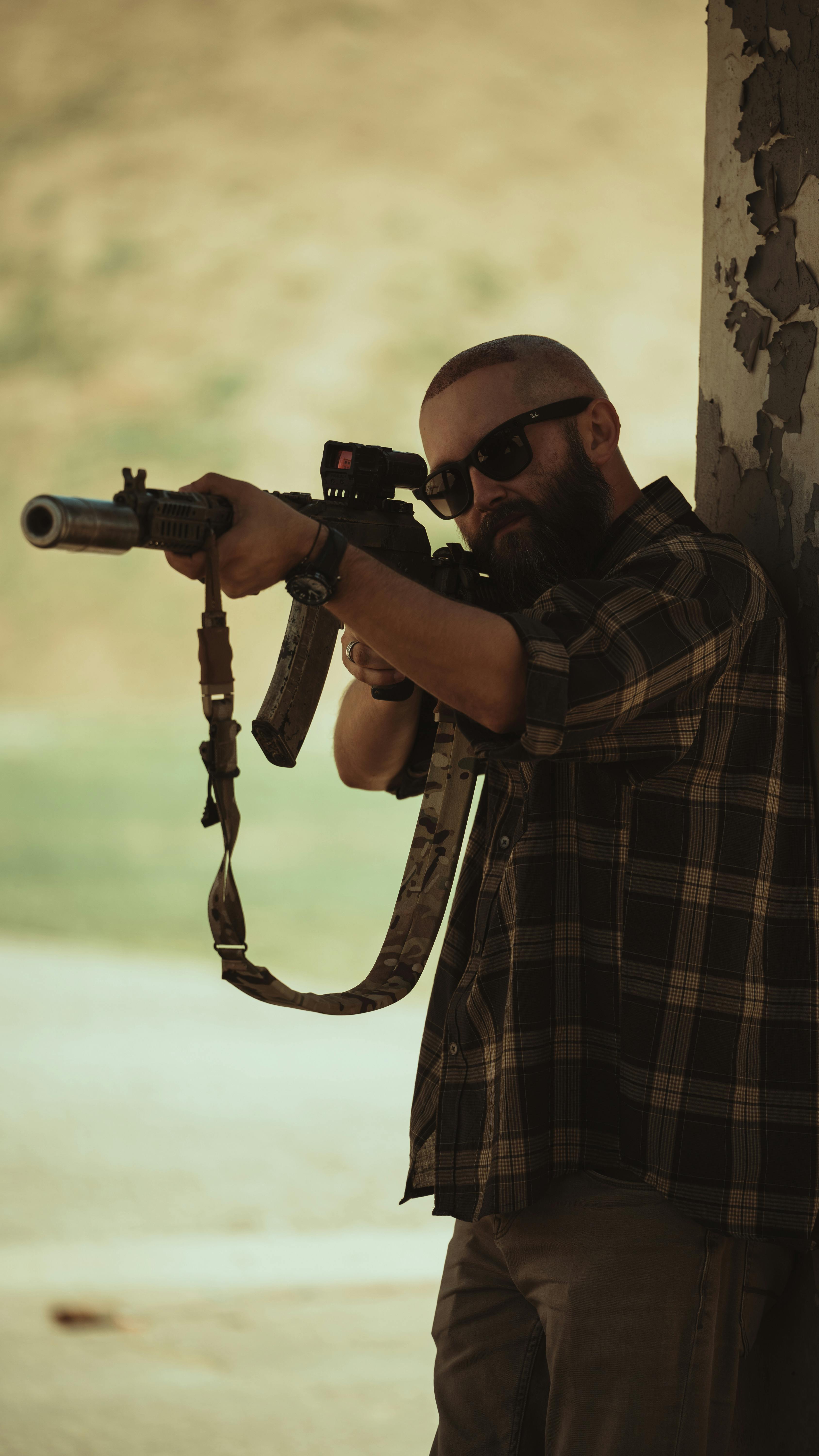 osoba držící zbraň