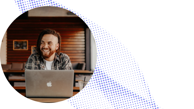 osoba usmívající se na notebook