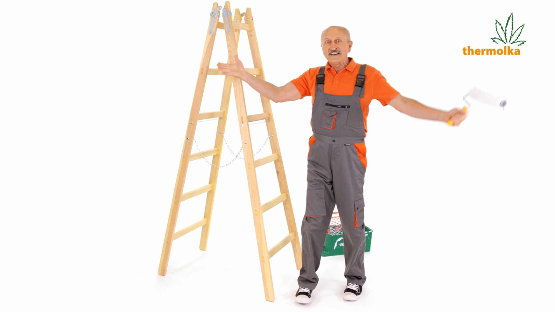 osoba stojící vedle žebříku