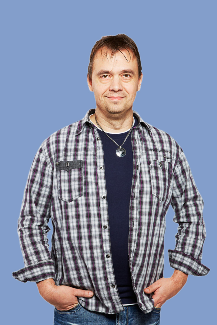 osoba s rukama v kapsách