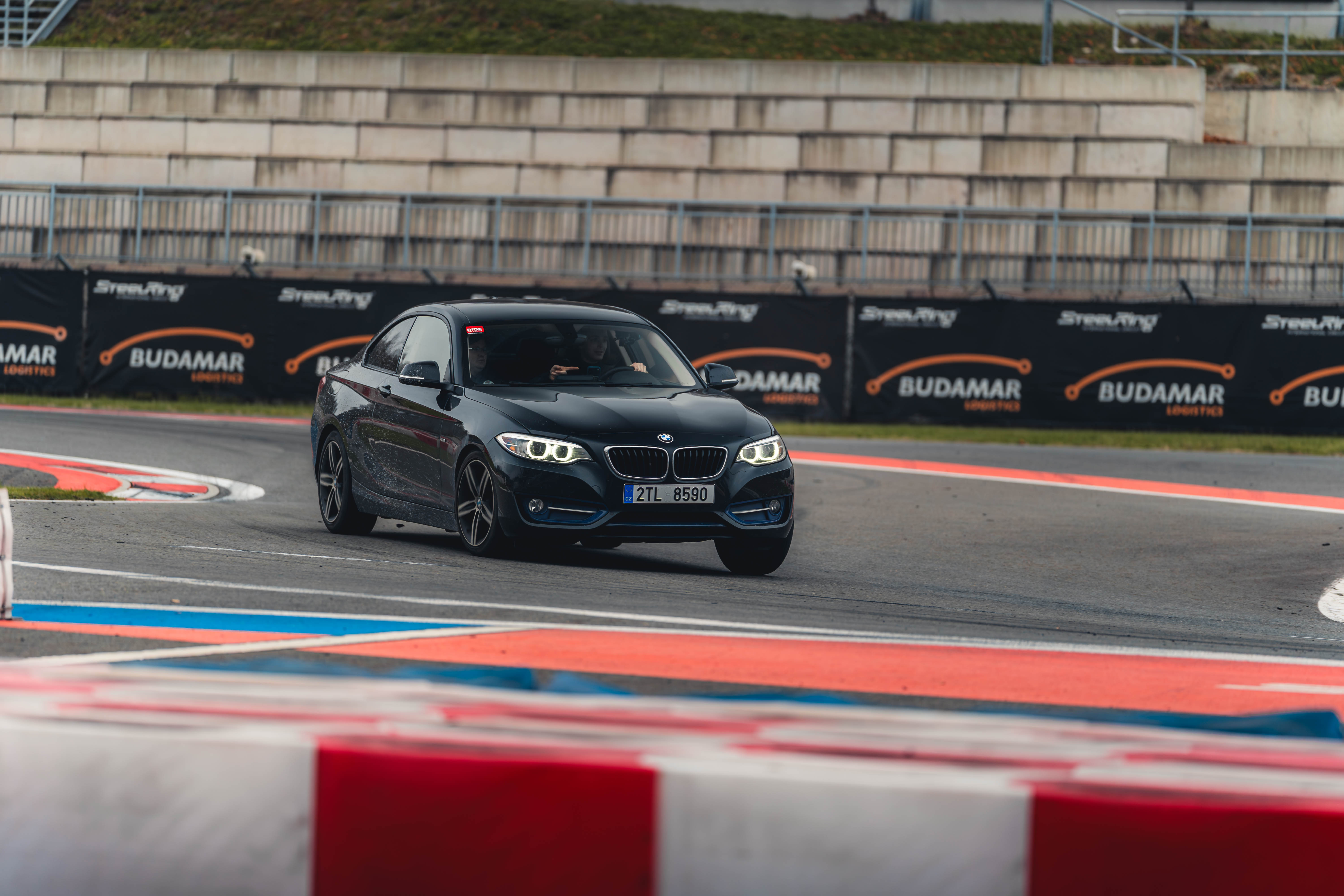 Černé auto na závodní dráze