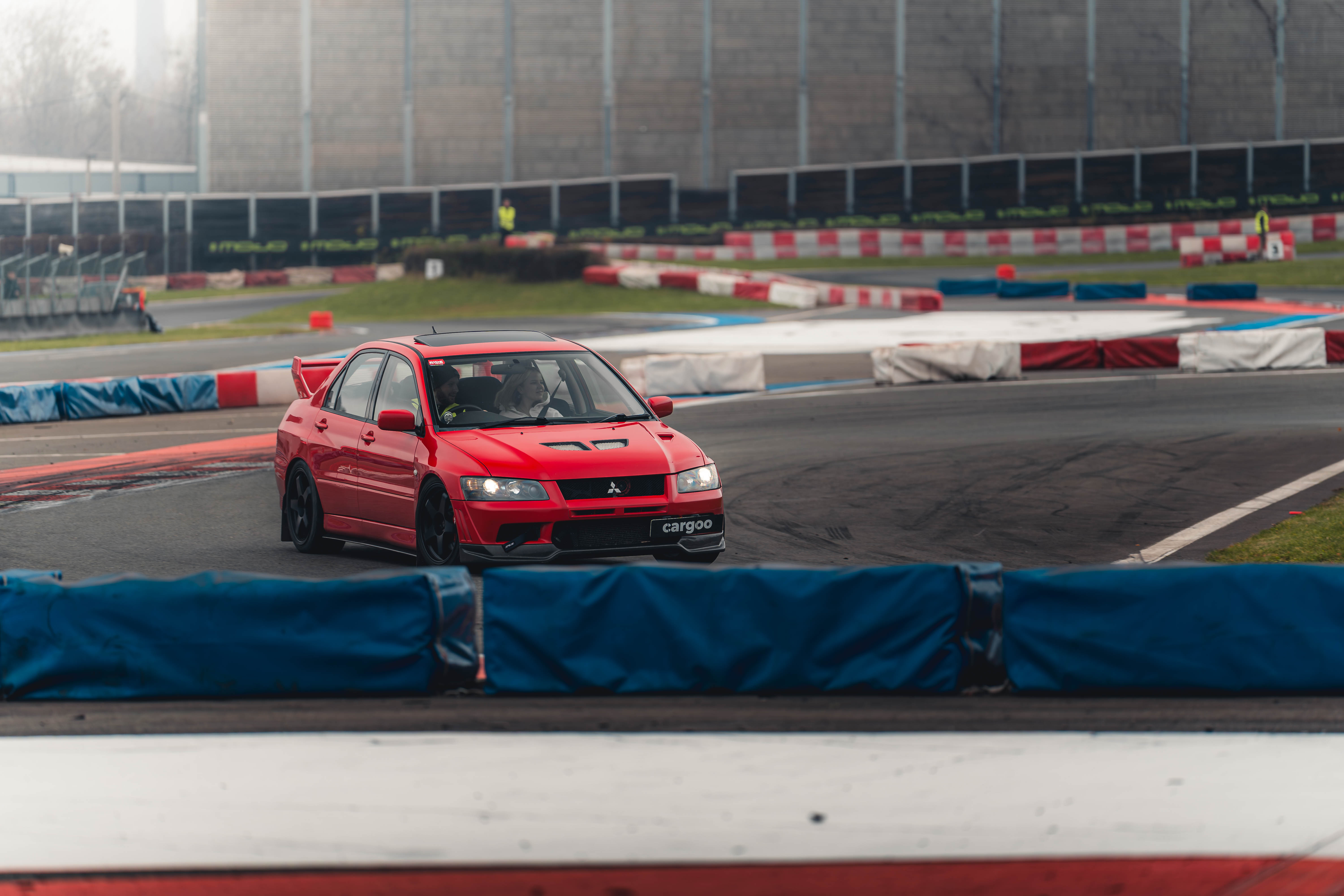 Červené auto na závodní dráze